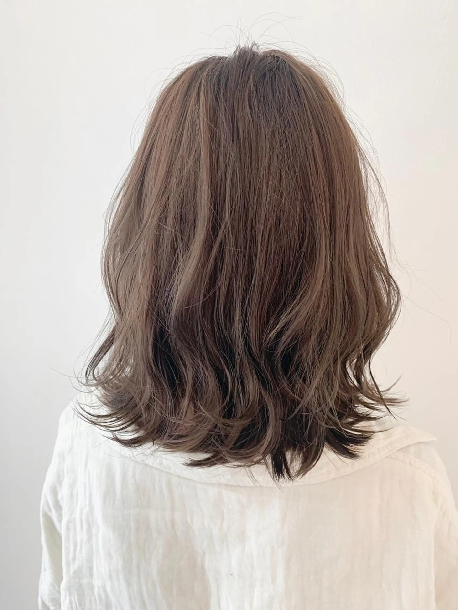 ミディアム カット ヘアカラー トリートメント a .のヘアスタイル