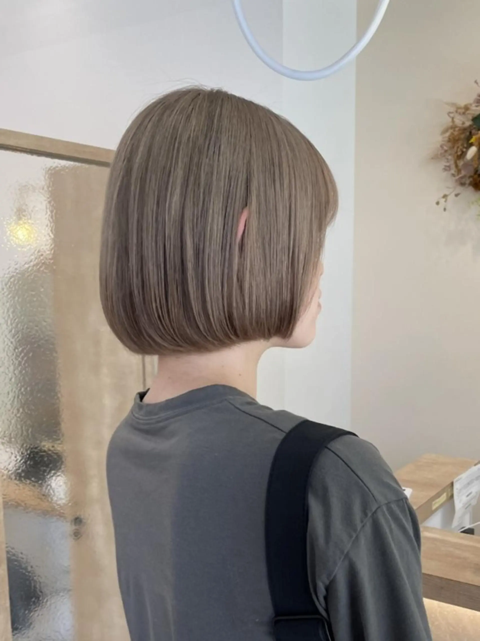 ショート カラー ベージュカラー ブリーチ ミルクティーベージュ Saki サキのヘアスタイル