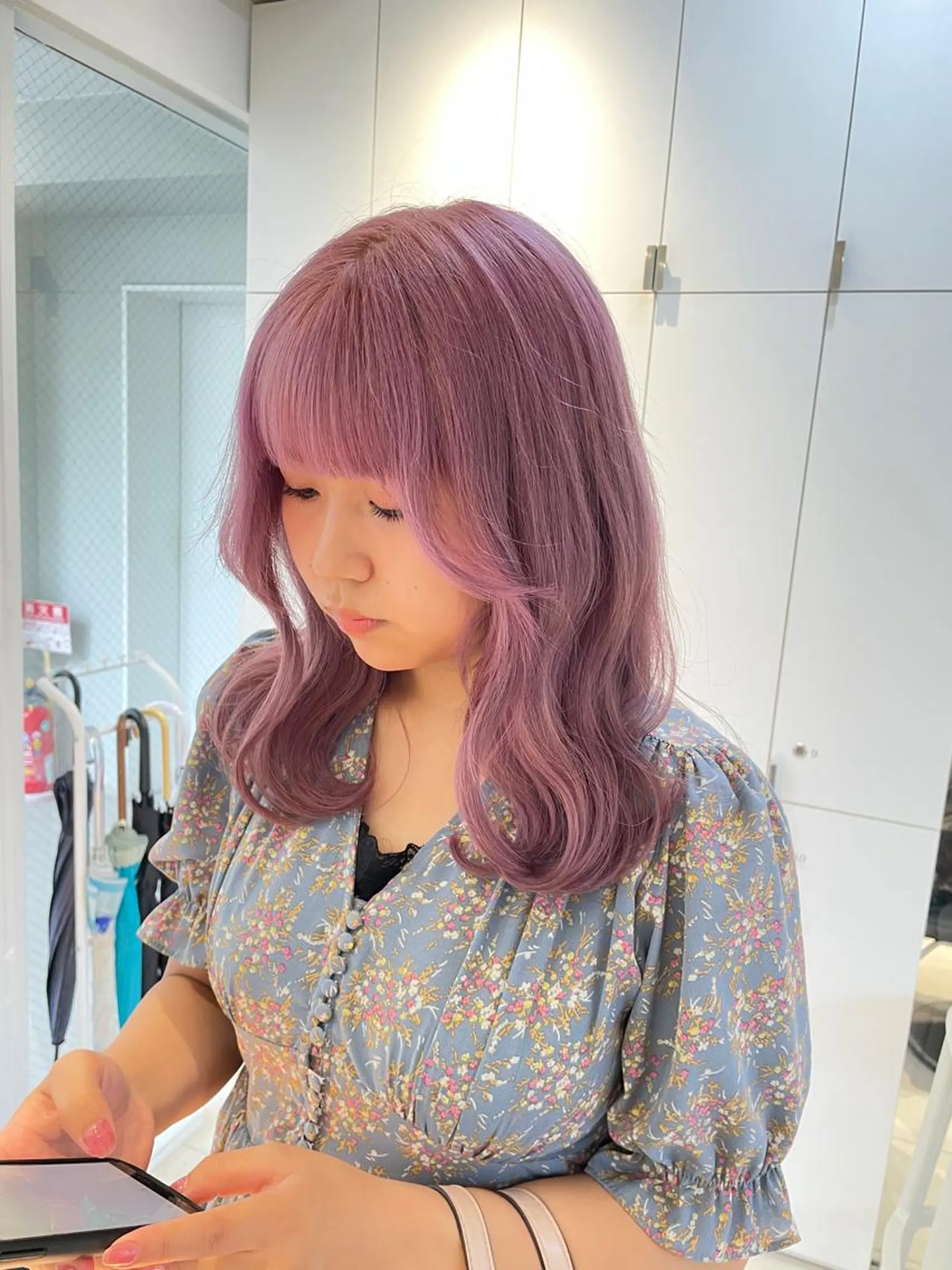 セミロング カラー ヘアアレンジ ラベンダーカラー ピンクカラー ピンクラベンダー ヘアカラー トリートメント ヘッドスパ ヘアセット 艶髪✨寒色カラー✨ 翁長孝輔のヘアスタイル