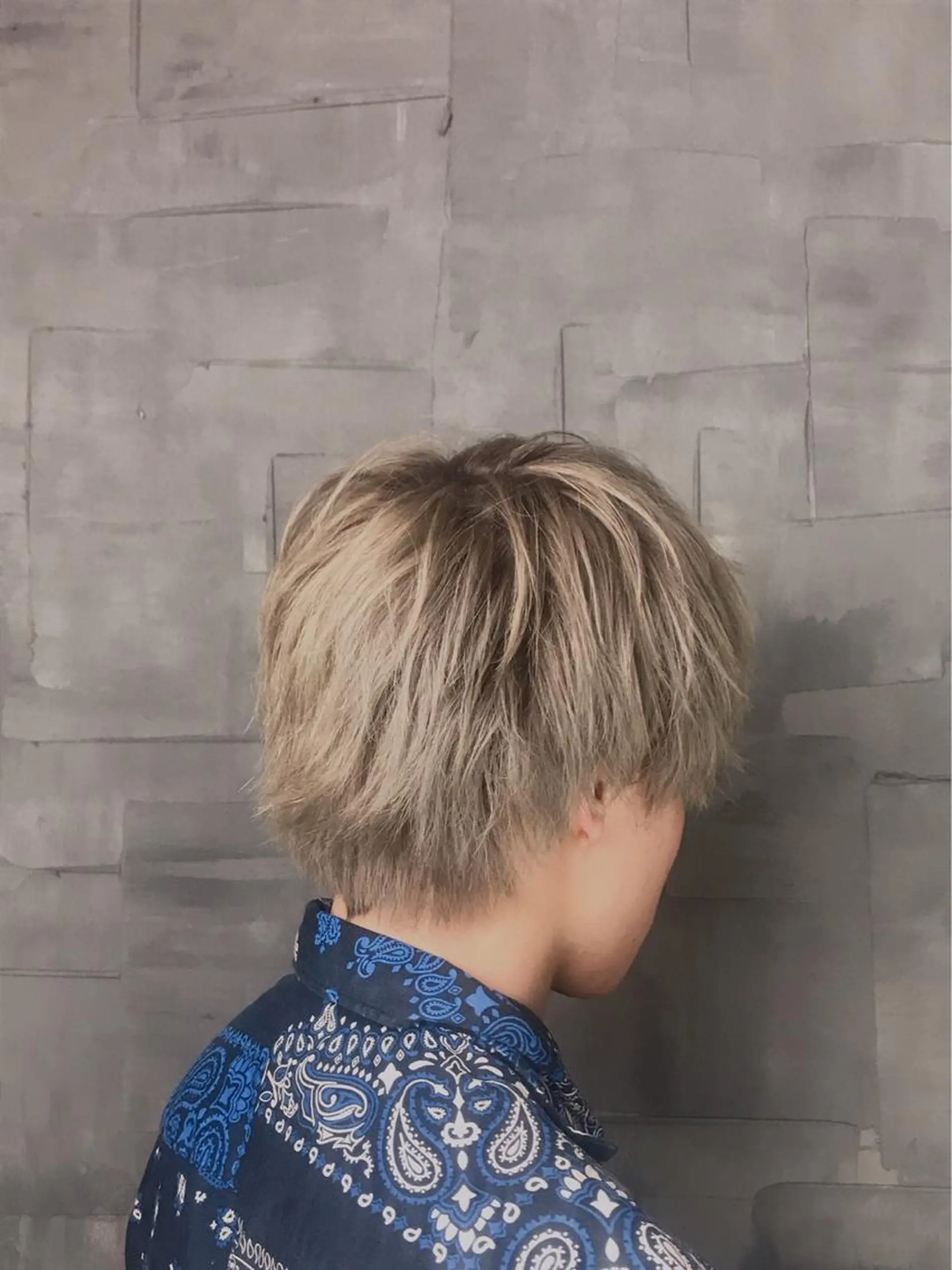 ミディアム カラー メンズ ベージュカラー 🌈インナーカラー 手塚直生のヘアスタイル