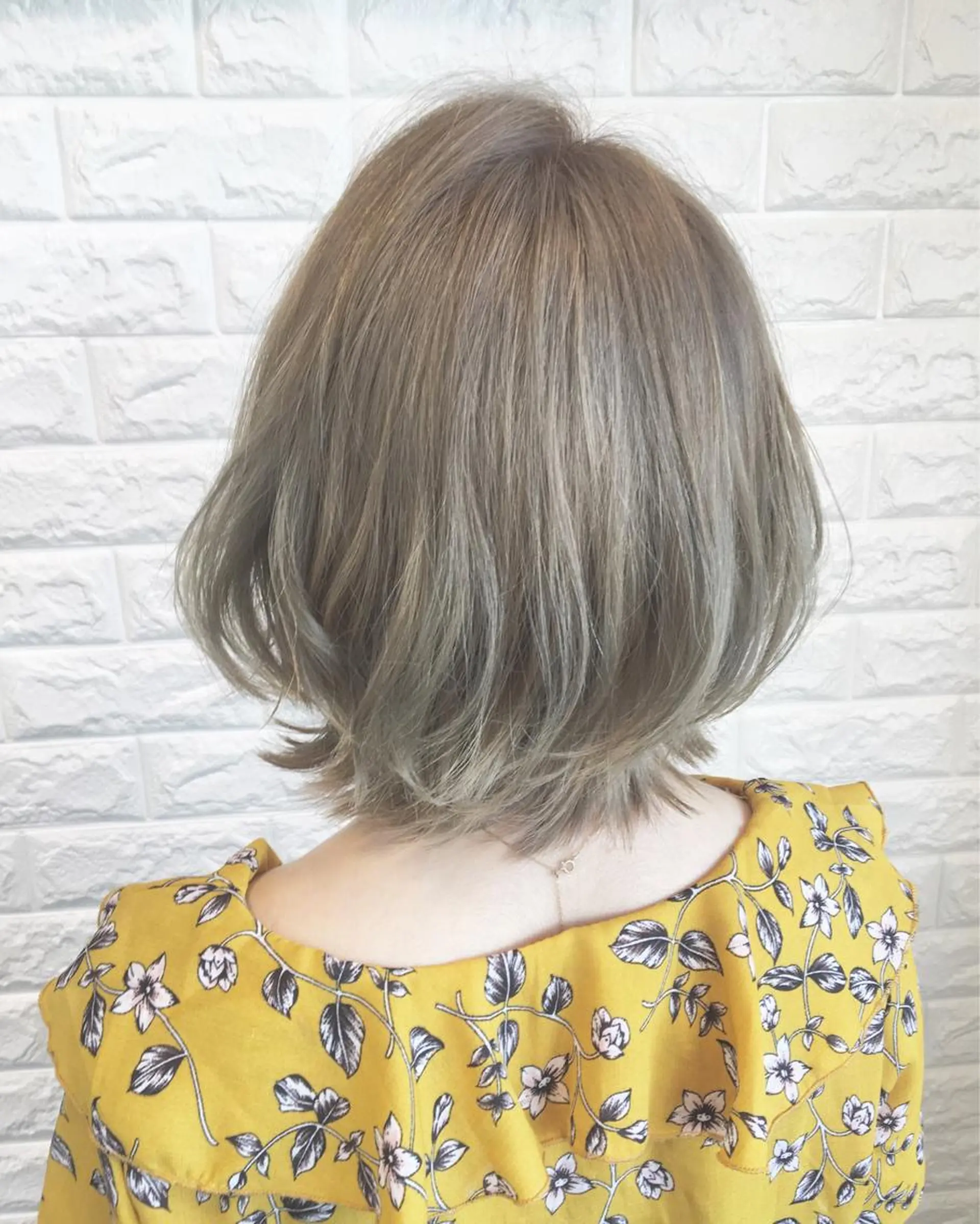 ショート カラー グレージュ カット ヘアカラー 西本 夏美のヘアスタイル