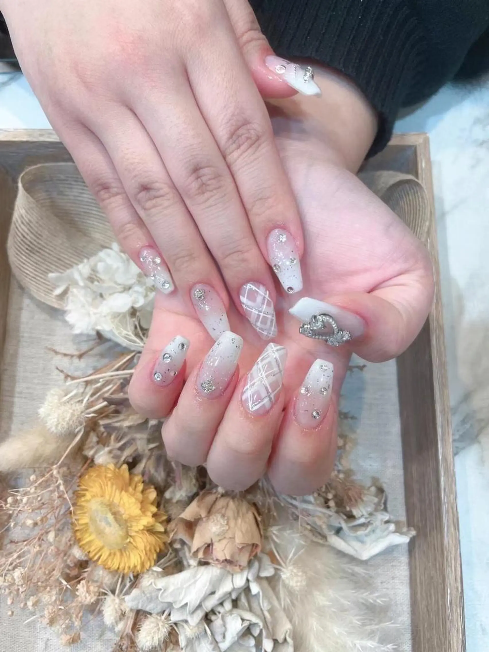 ネイル シルバー ストーンネイル ホワイト My nail所属・babarla Nailのネイルデザイン