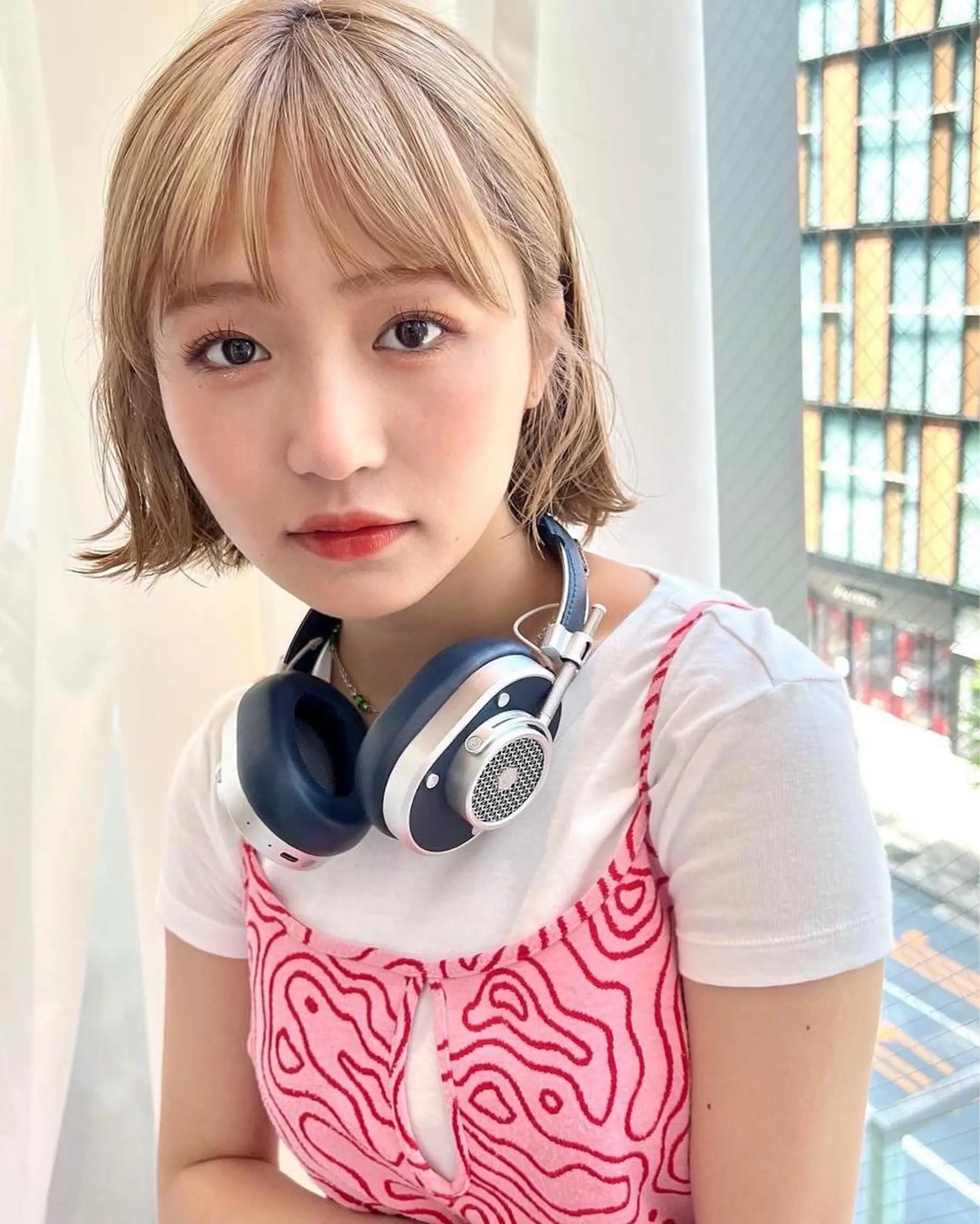 ミディアム カラー 切りっぱなしボブ ブリーチ グレージュ ボブ レイヤーカット カット ヘアカラー トリートメント ニュアンスレイヤー ハイトーンカラーのヘアスタイル