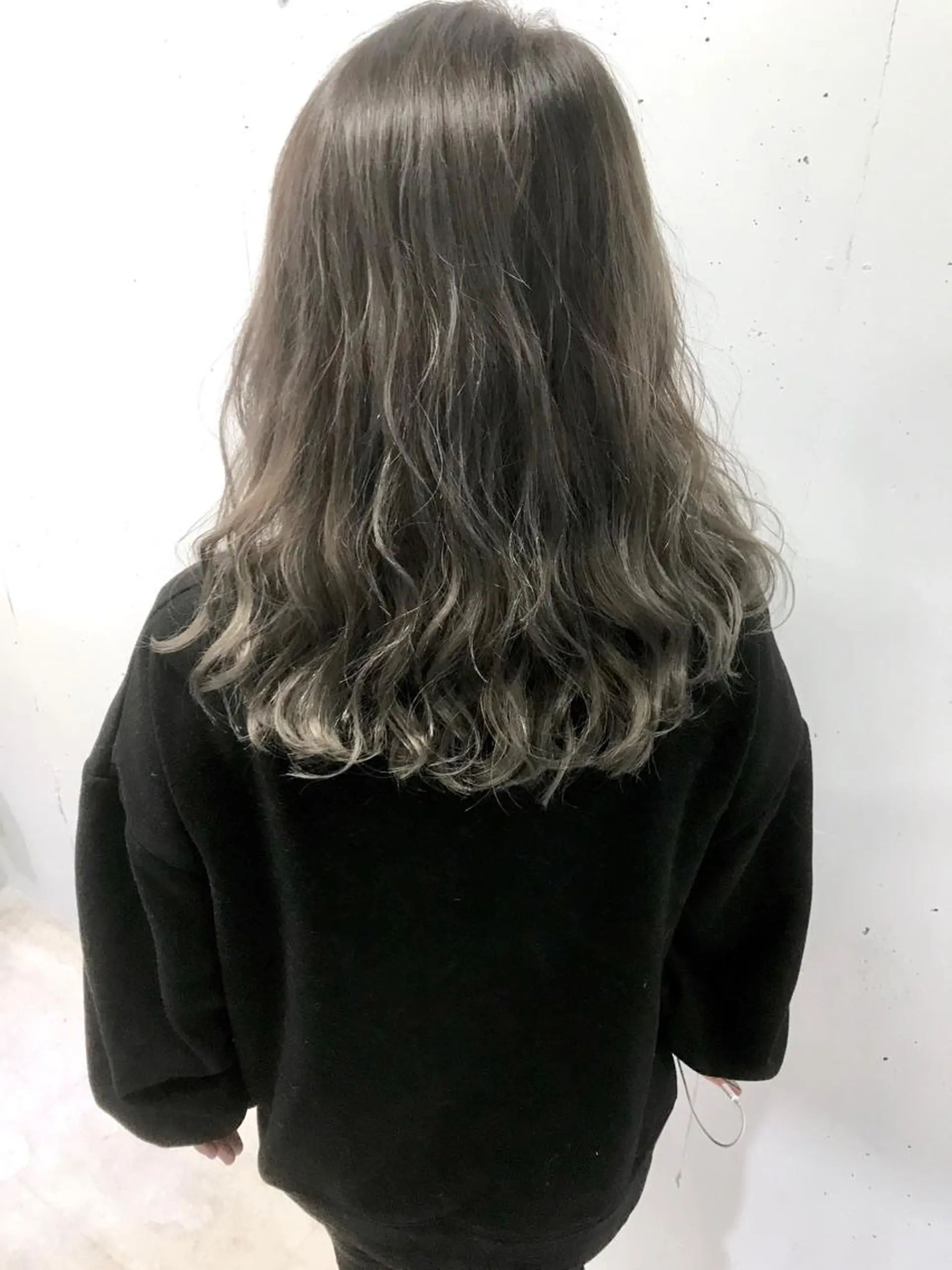 セミロング カラー グレージュ ヘアカラー トリートメント 新井 広樹のヘアスタイル