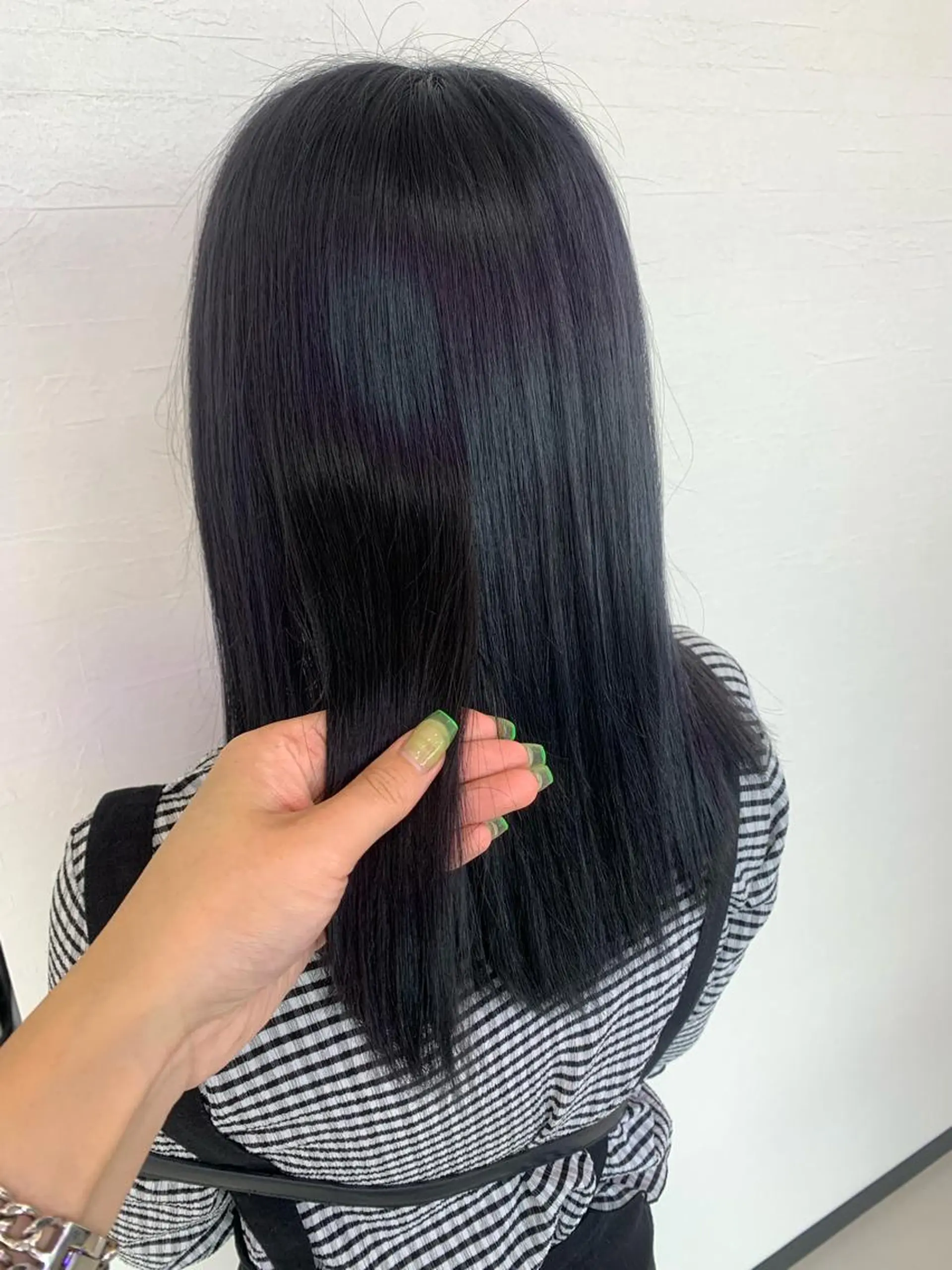 ミディアム カラー 黒髪 ブリーチ ブルーカラー ブルーブラック UNDER vr 【アンダーバー】のヘアスタイル