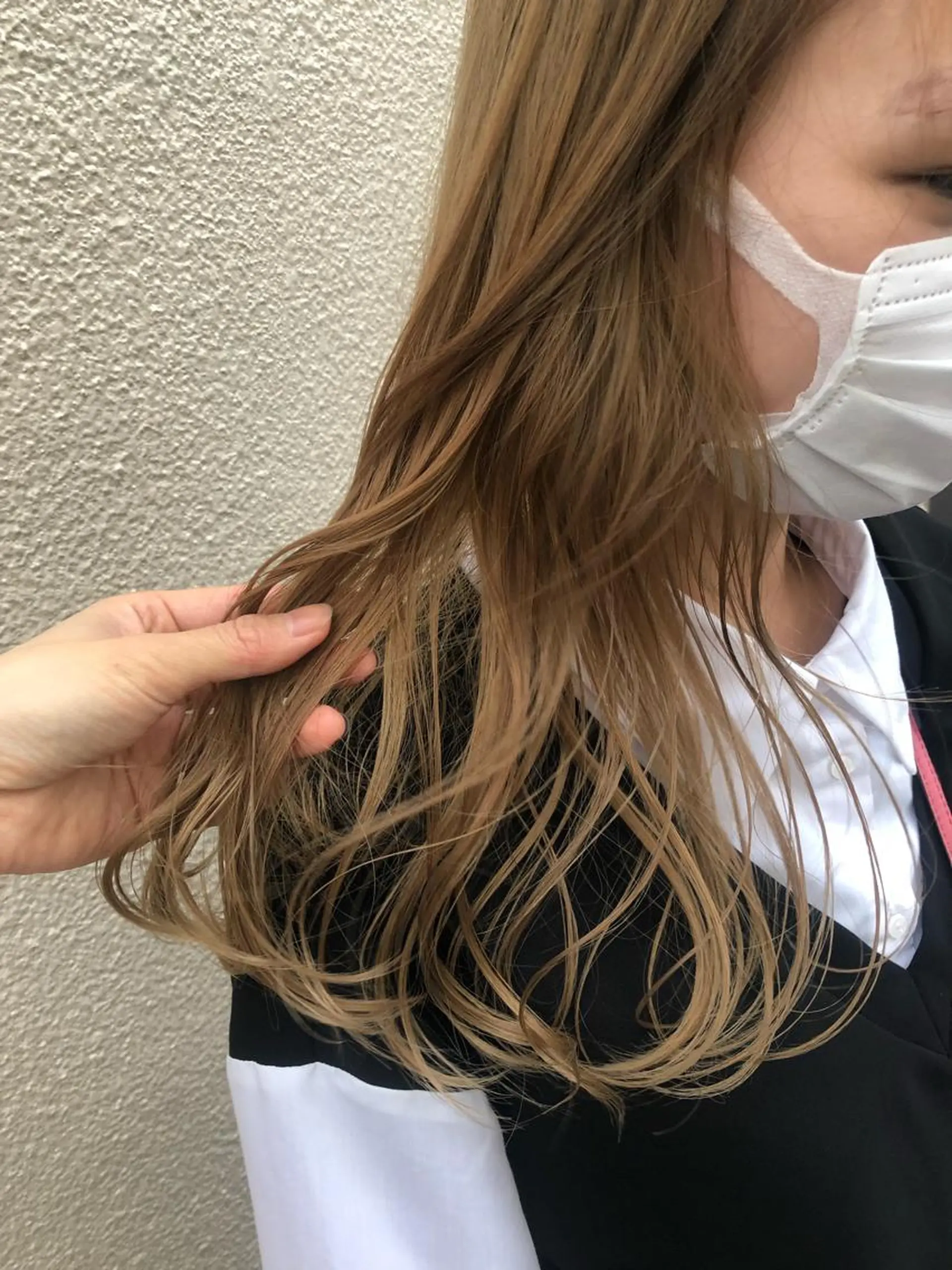 セミロング カラー ベージュカラー ブリーチ 古屋 花織のヘアスタイル