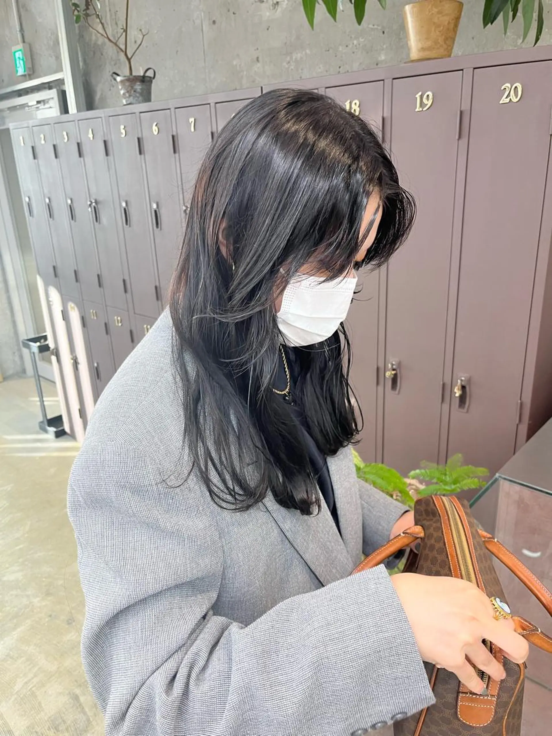 ロング カラー 黒髪 透明感カラー グレーブラック ナガノリノ /ボブ/ ベージュ/暖色のヘアスタイル