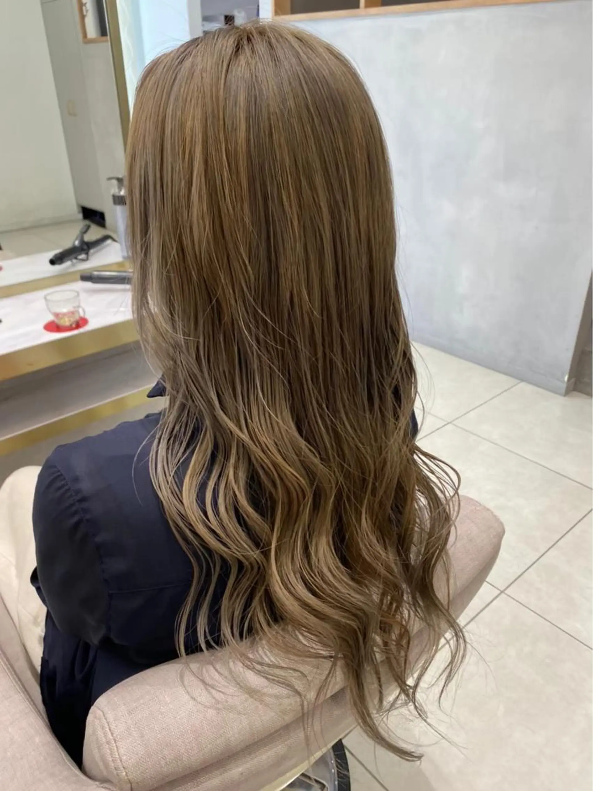 ロング ヘアカラー 根本 美咲のヘアスタイル