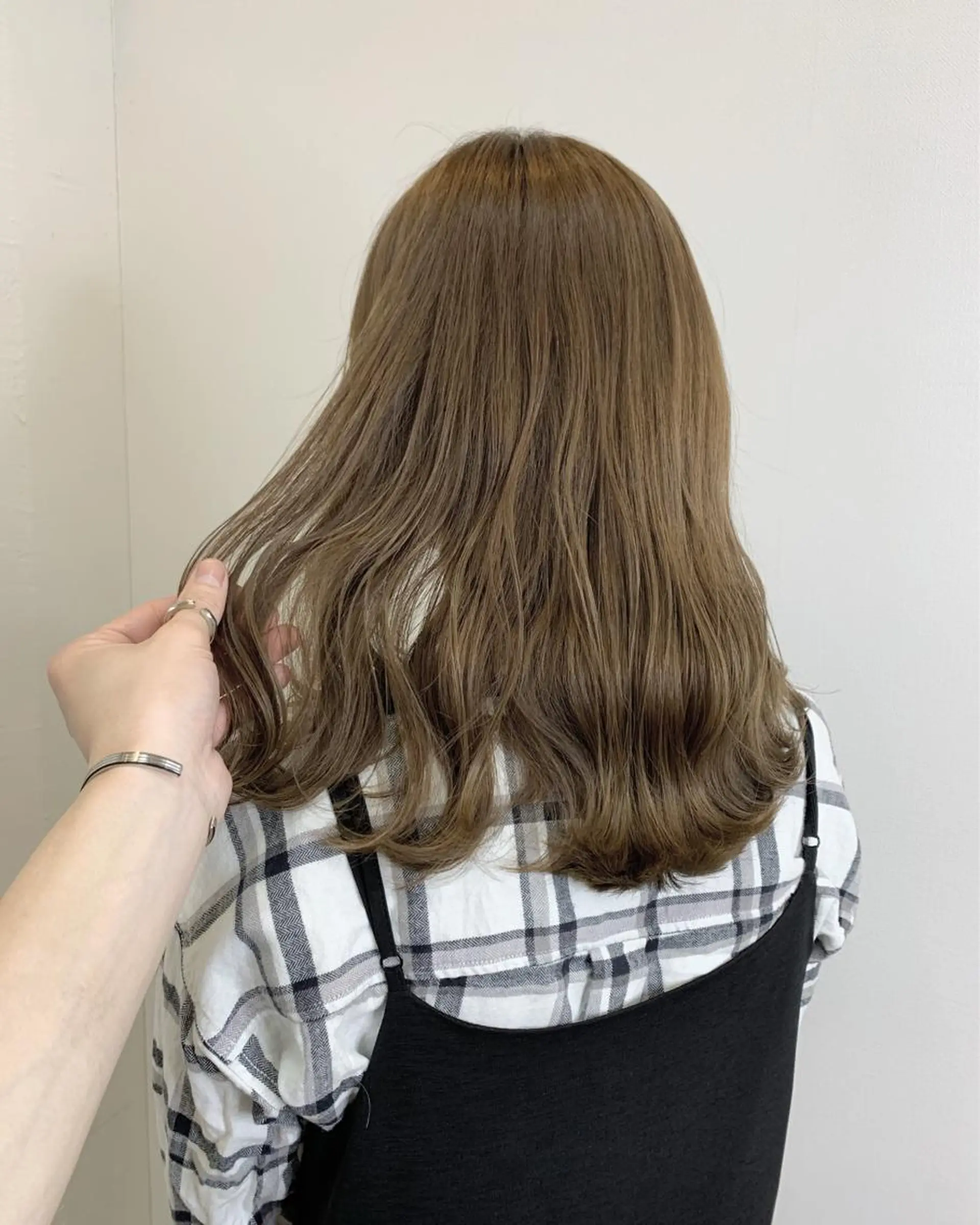 セミロング カラー グレージュ ミルクティーグレージュ レイヤー×縮毛矯正 深見 拓のヘアスタイル