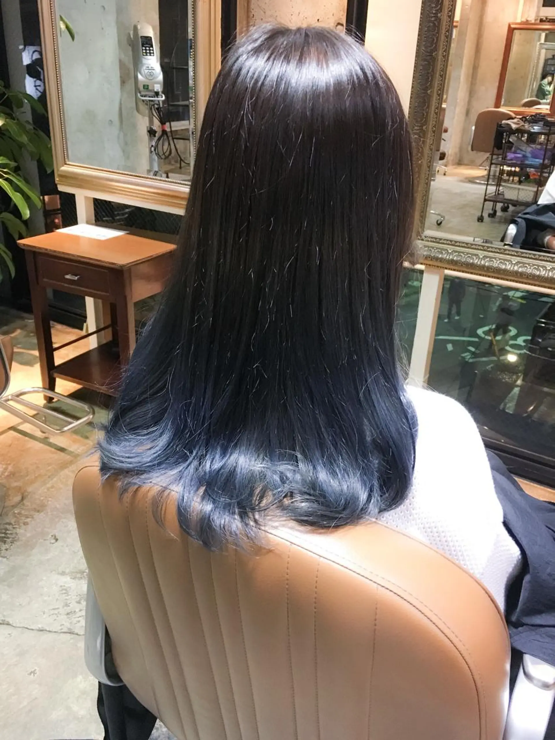 セミロング カラー グラデーションカラー ネイビーカラー 北條 優輝のヘアスタイル