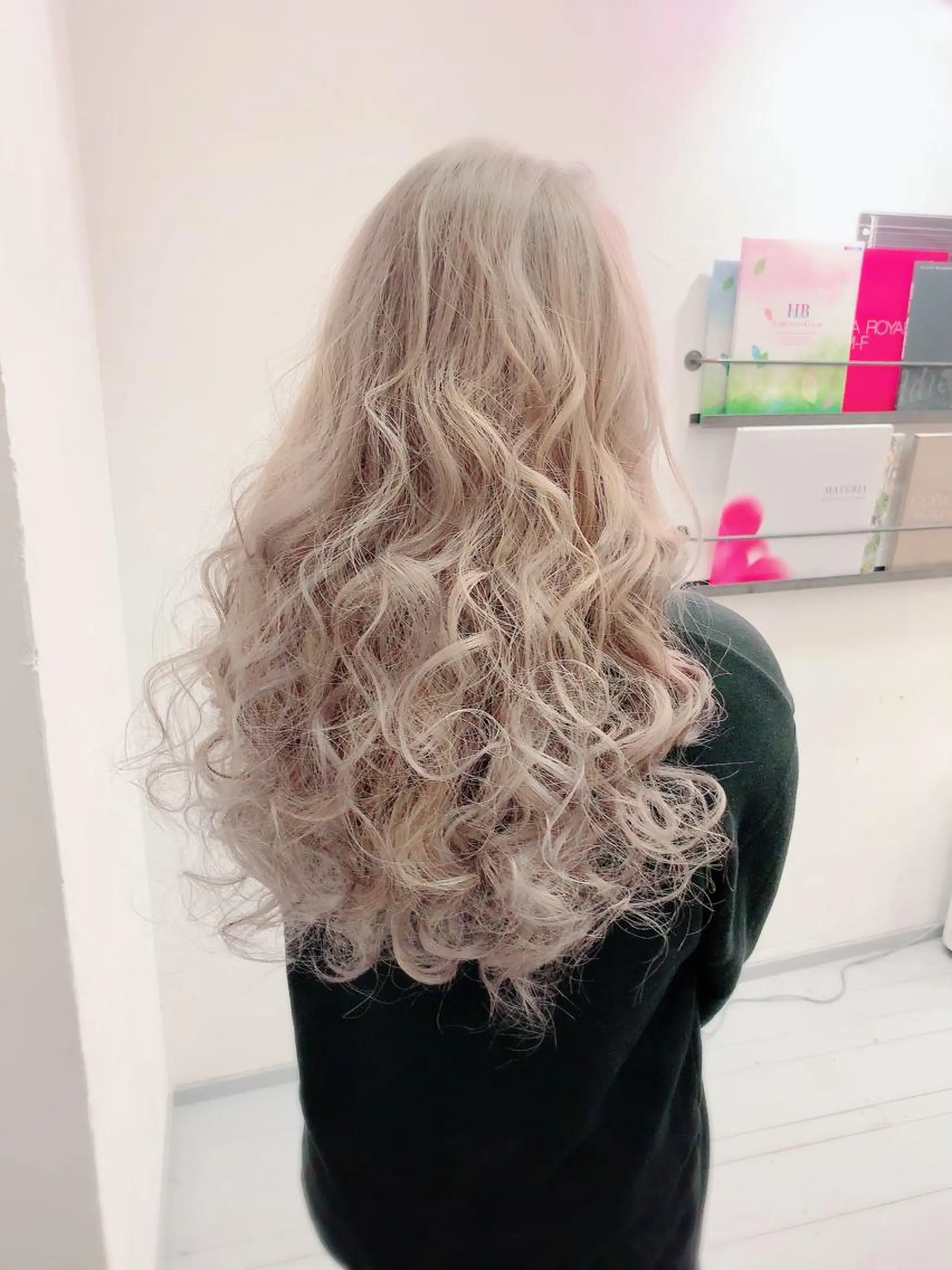 ロング カラー ベージュカラー ブリーチ カット ヘアカラー トリートメント 🍀Moda by Grande🍀のヘアスタイル