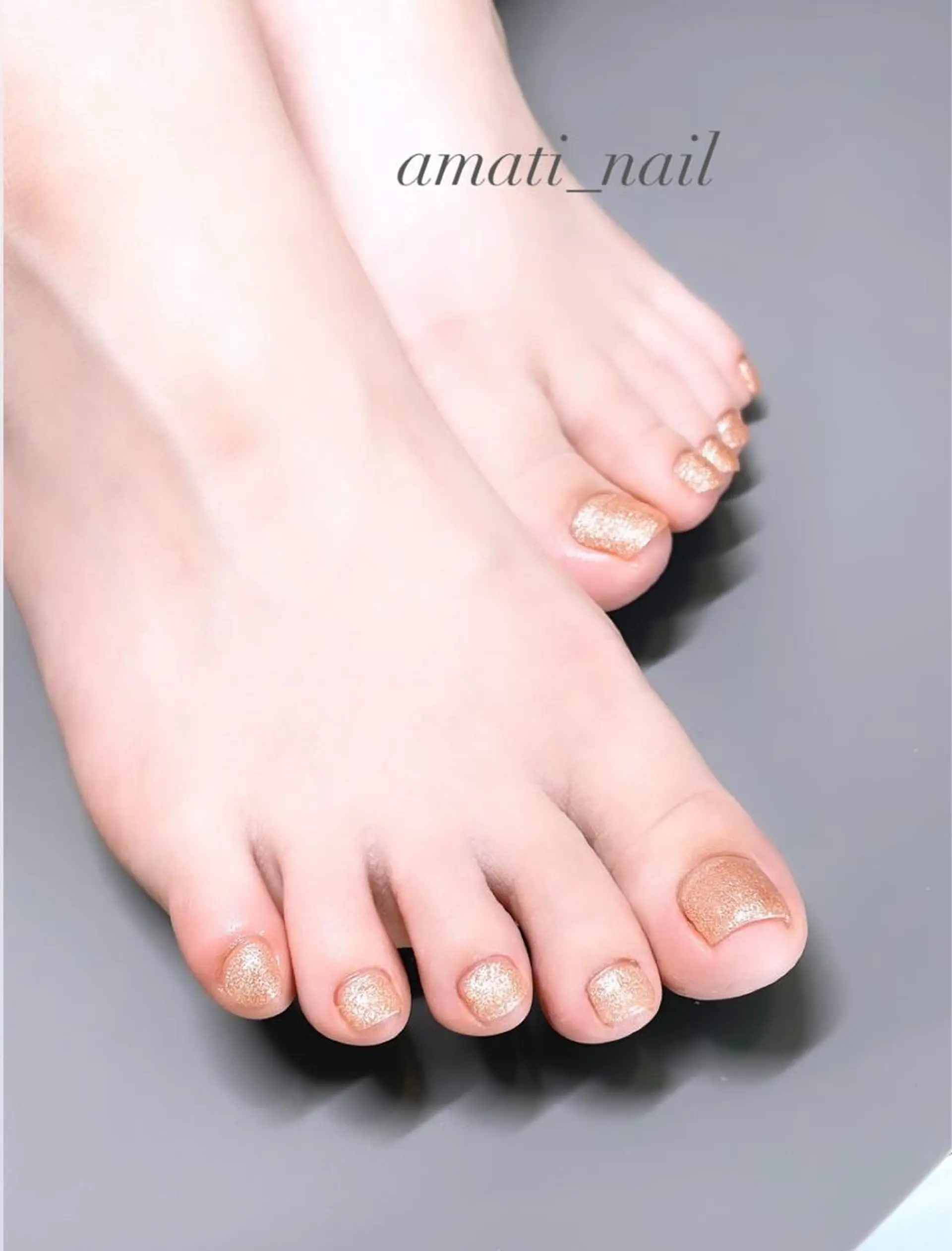 ネイル ジェルネイル ゴールド キラキラネイル ラメ(グリッター) マグネットネイル フットネイル amati_nail TAKAKOのネイルデザイン