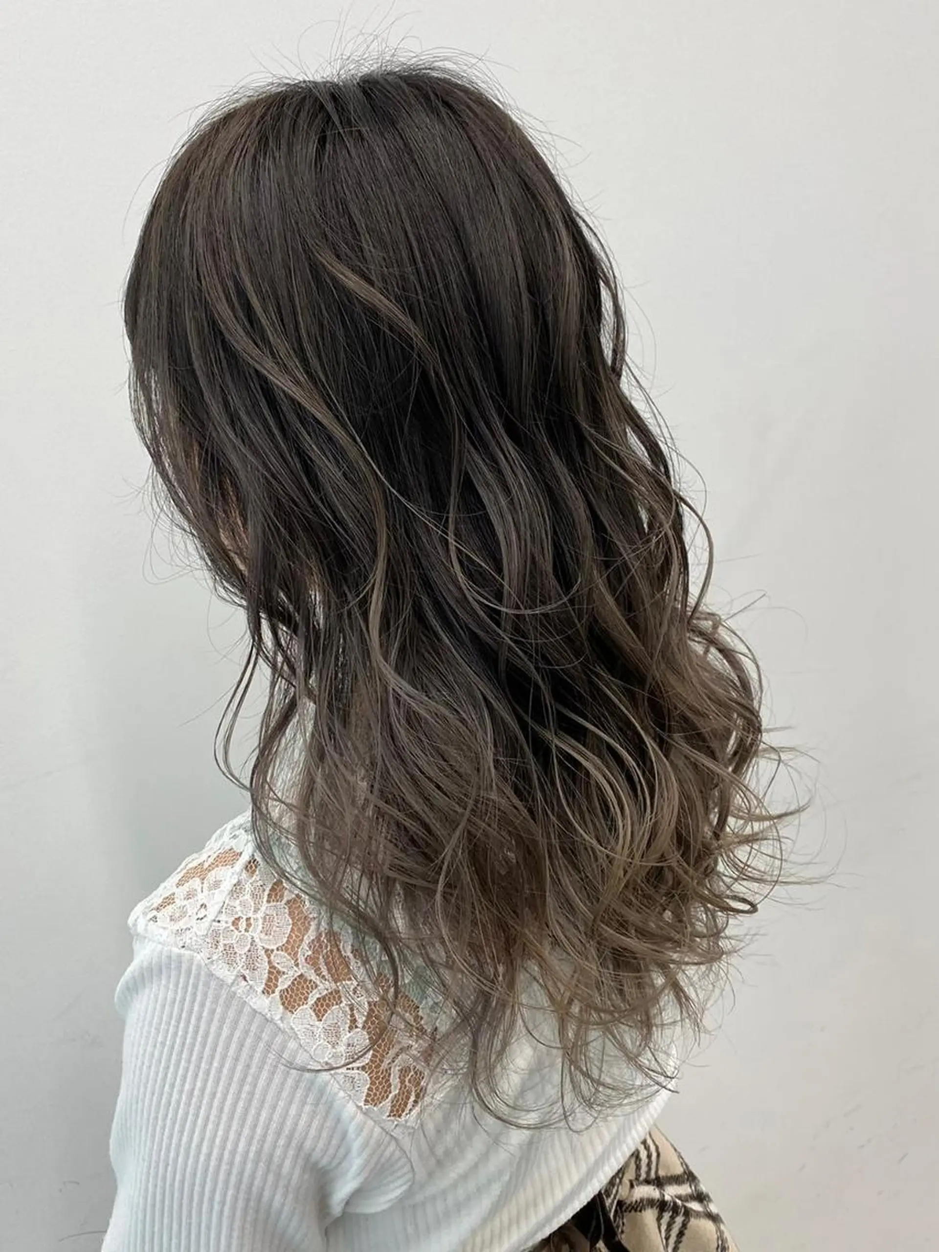 セミロング カラー ワンレンボブ アディクシーカラー アッシュ ベージュカラー ブリーチ 公式 Ease by amble luxeのヘアスタイル