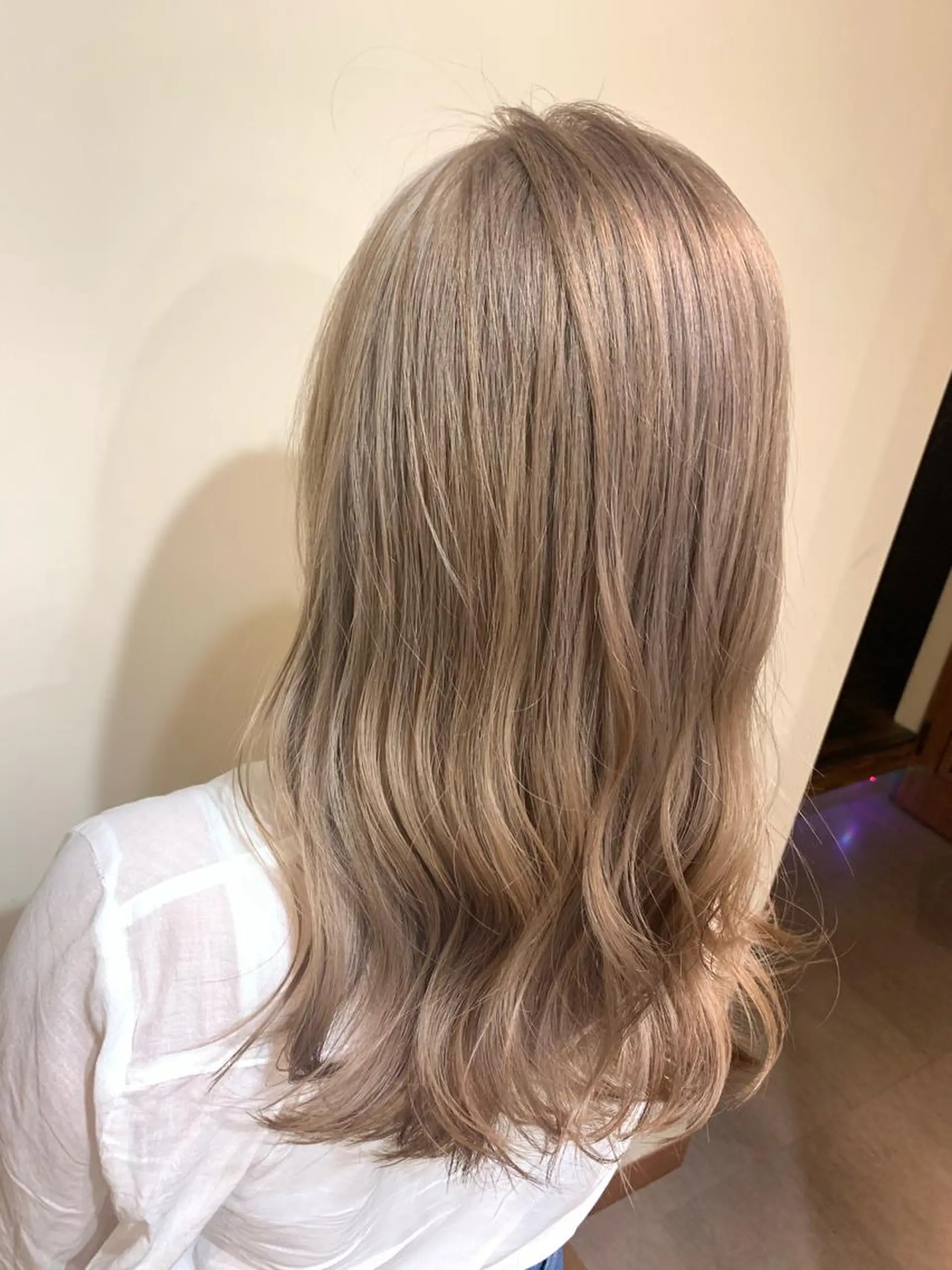 ロング カラー ベージュカラー ブリーチ ミルクティーベージュ ヘアカラー トリートメント 💓シールエクステ for...のヘアスタイル