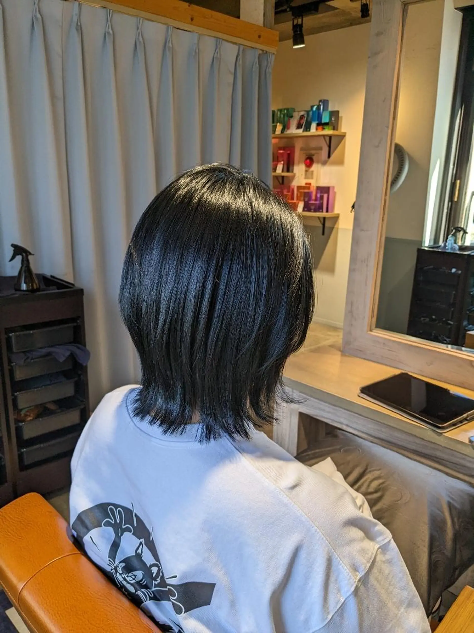 ミディアム カラー 黒髪 ブルーカラー ブルーブラック ウルフカット alushe 岡 陽子のヘアスタイル
