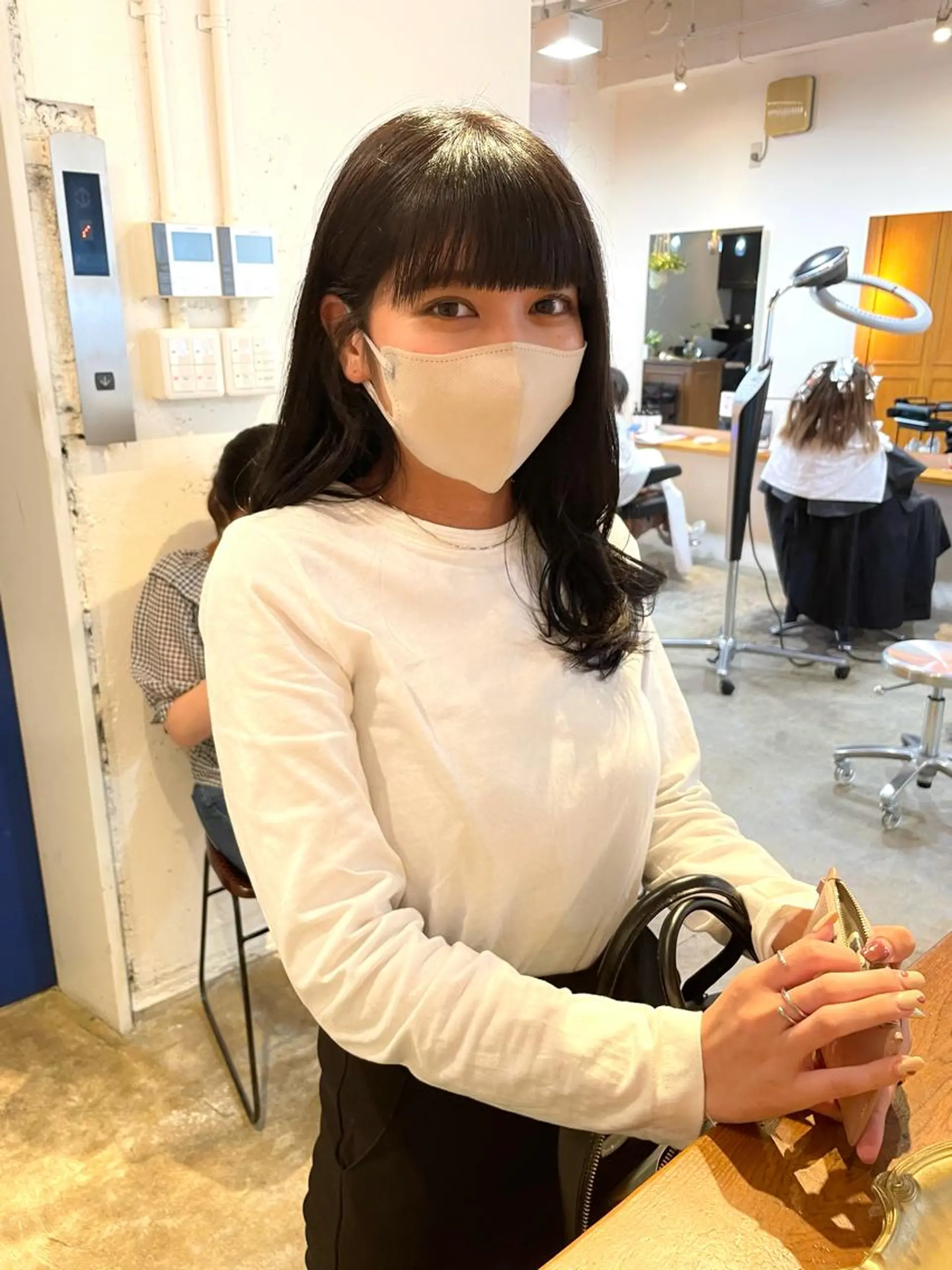 セミロング カラー 黒髪 ブルーカラー ブルーブラック 透明感カラー カット ヘアカラー トリートメント MIOベージュカラー 柔らかいカラーのヘアスタイル