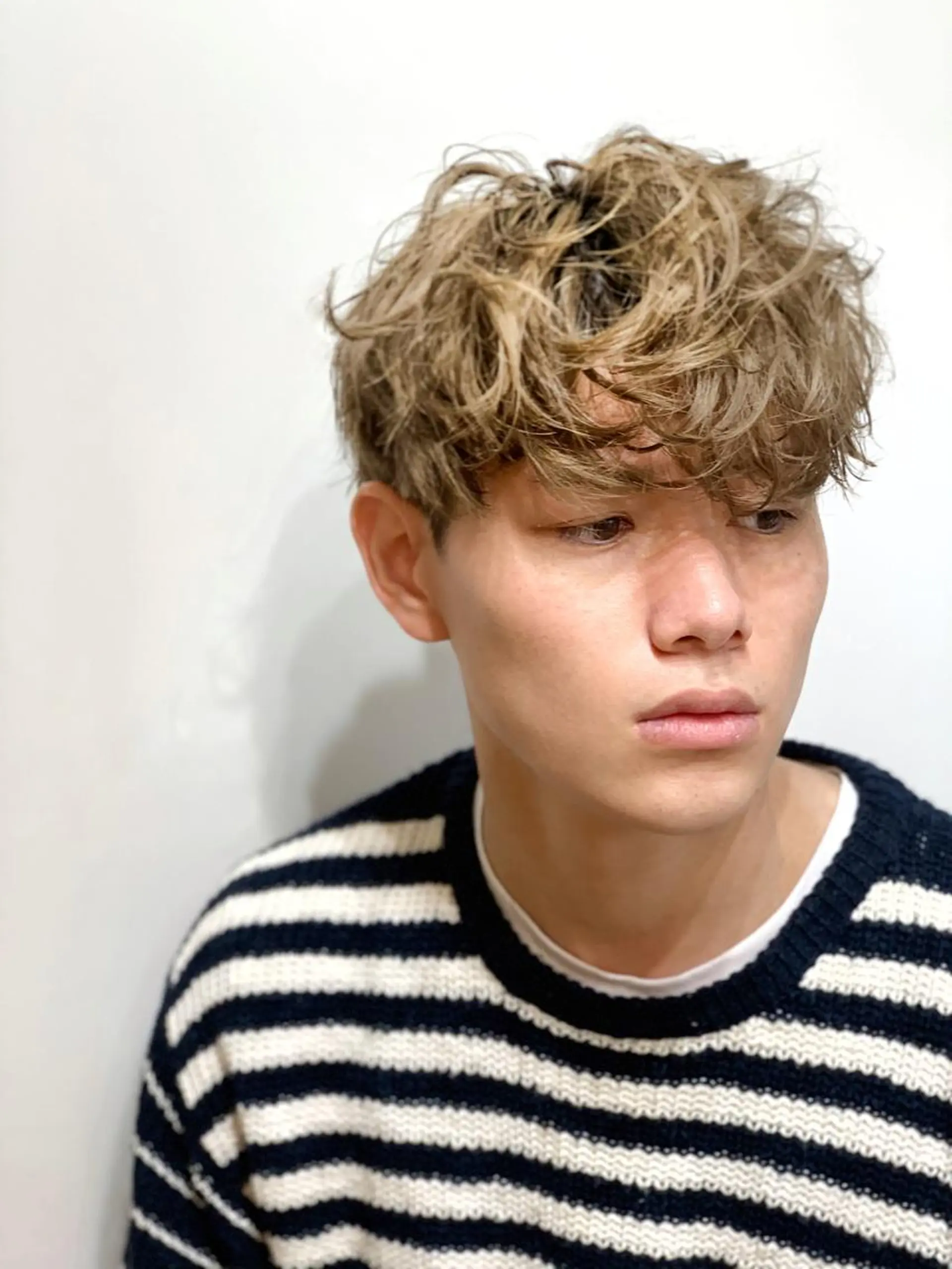 ミディアム パーマ メンズ ミディアムパーマ メンズパーマ 外国人風カラー スパイラルパーマ メンズStylist 山根慧のヘアスタイル
