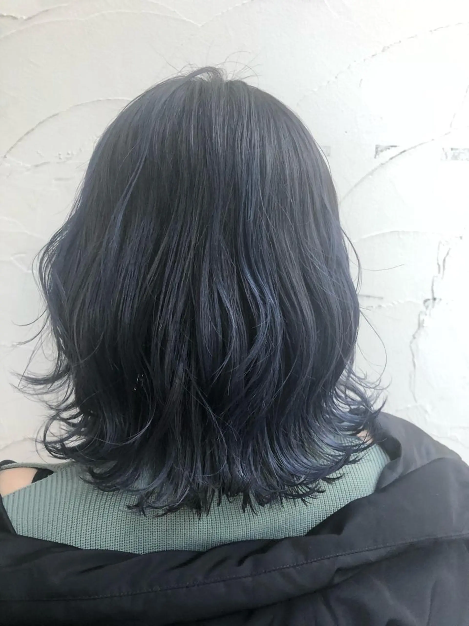 ミディアム カラー ブルーカラー 大岩 茉愉のヘアスタイル