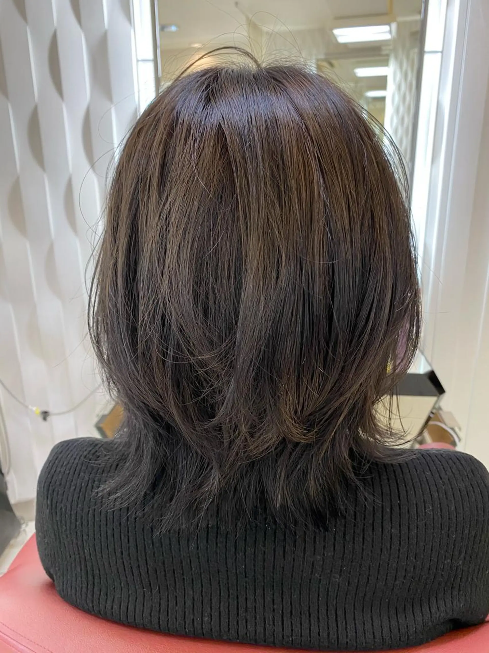 ミディアム カラー 瀬川 茉衣子のヘアスタイル