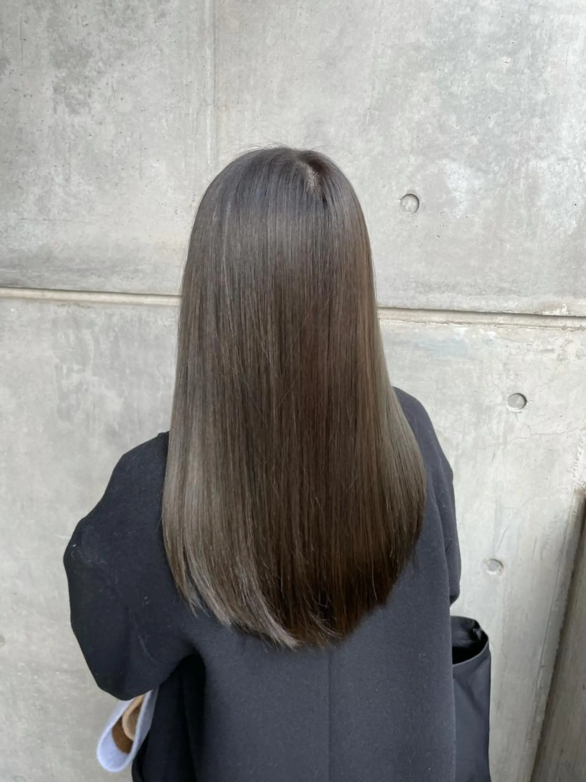 セミロング アッシュ アッシュグレー ヘアカラー トリートメント 新宿韓国風レイヤー カット内田智大のヘアスタイル