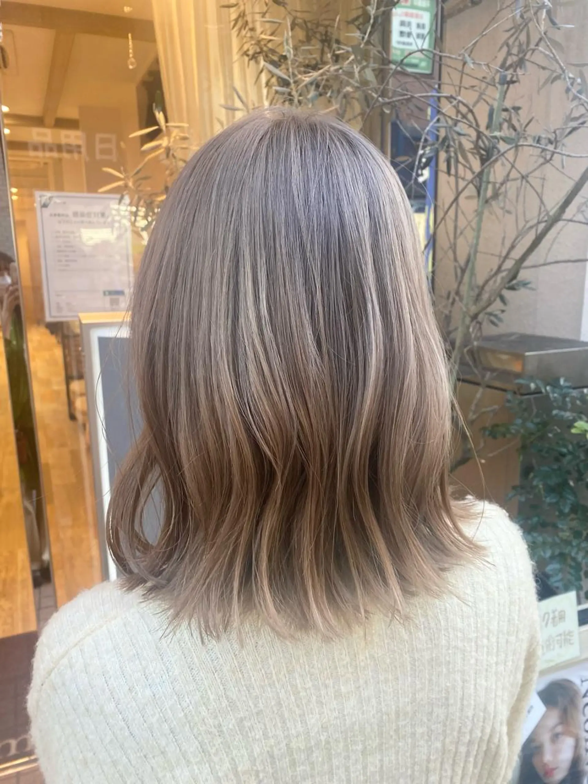 セミロング カラー ヘアカラー 宮内 真乃のヘアスタイル