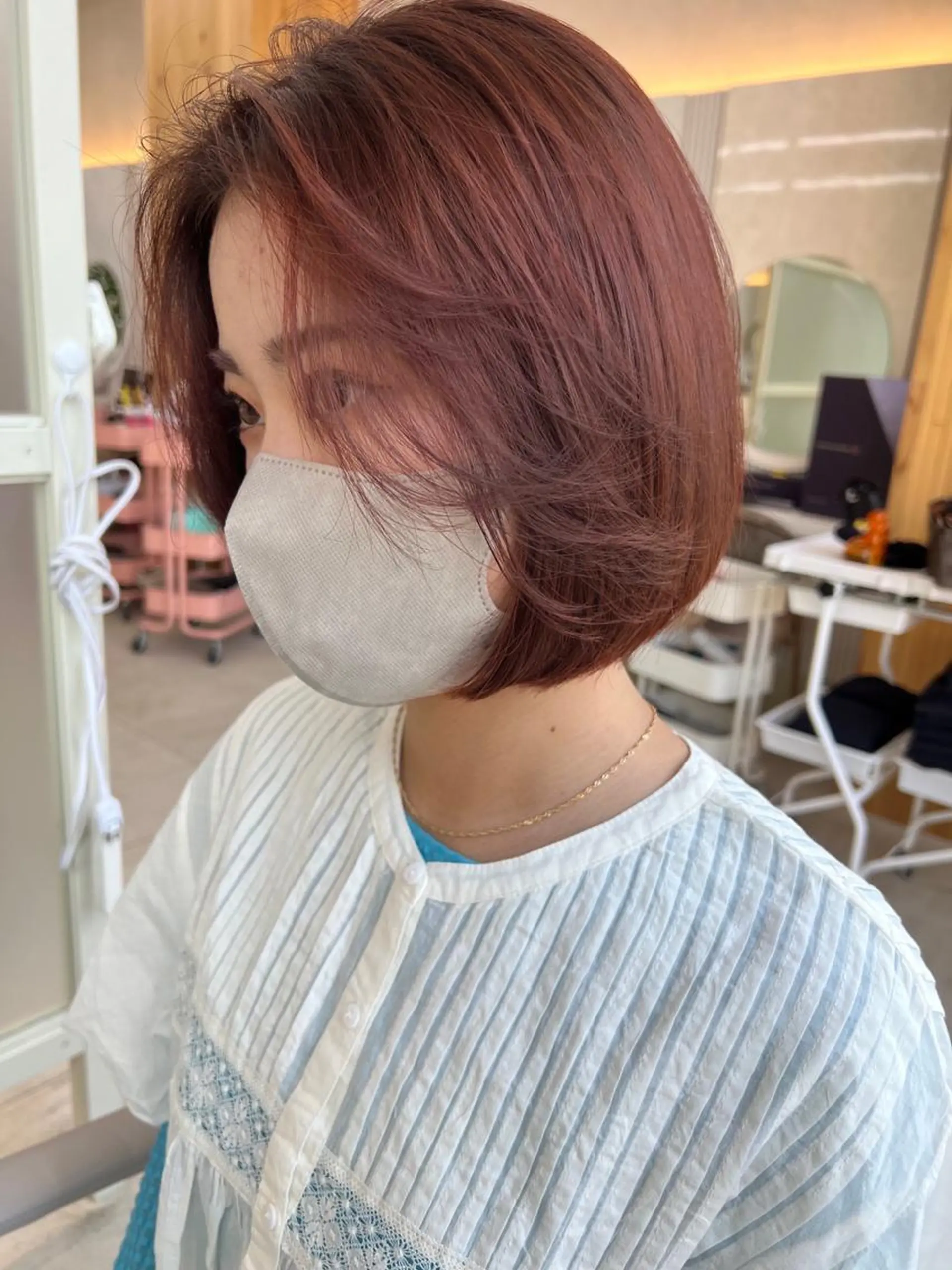 ショート カラー ミストバング グレージュ ボブ くびれヘア 斜めバング ヘアカラー トリートメント ニュアンスレイヤー ハイトーンカラーのヘアスタイル