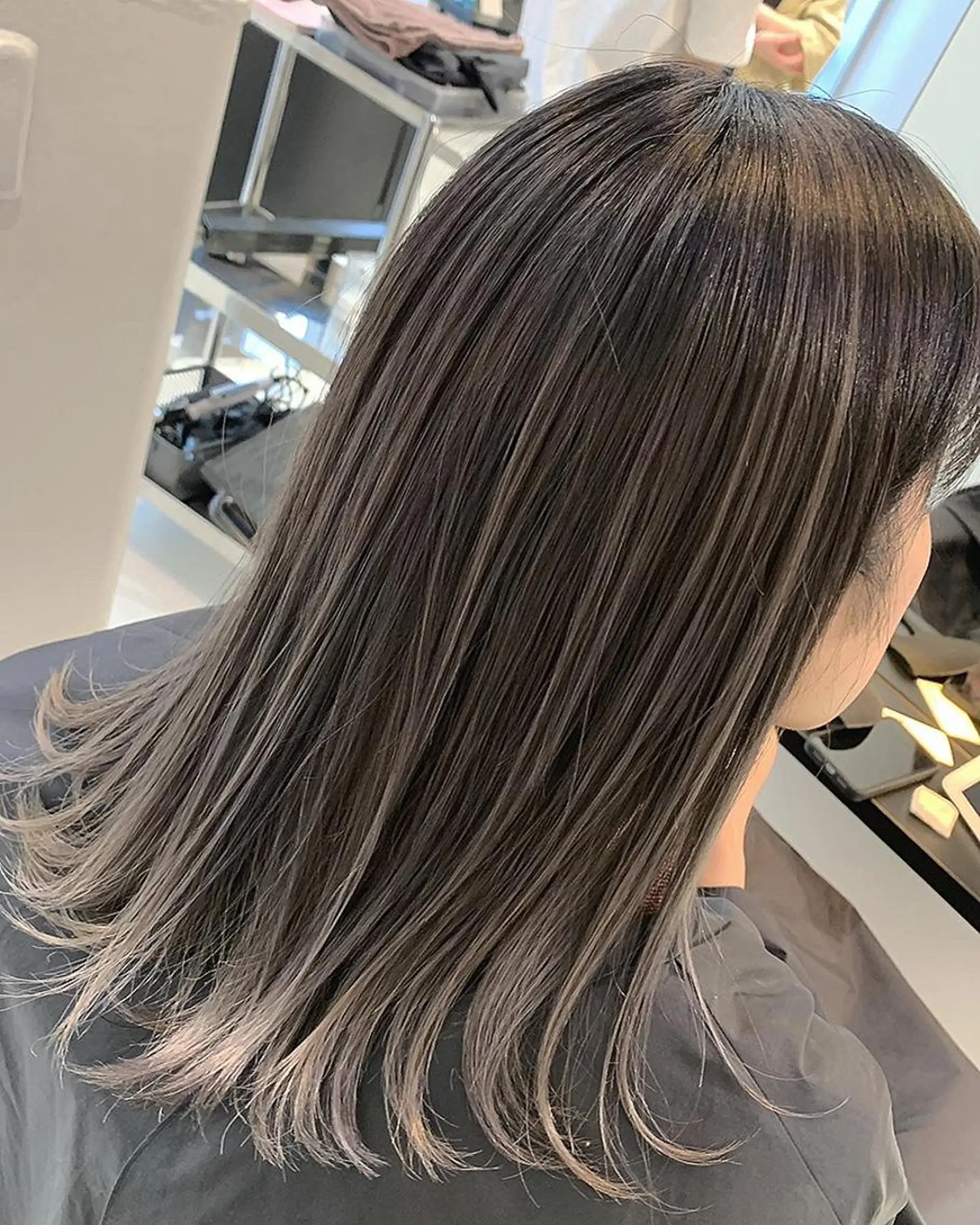セミロング カラー ヘアアレンジ バレイヤージュ ベージュカラー ホワイトベージュ レイヤーカット 髪質改善land千葉所属・阿部 圭悟のヘアスタイル