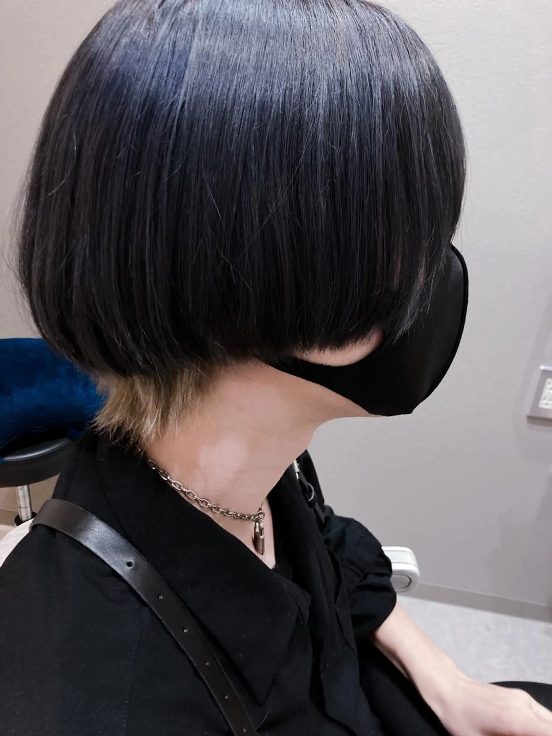 ショート カラー メンズ 黒髪 ブルーカラー ブルーブラック シルバー ヘアカラー トリートメント 廣瀬 あずさのヘアスタイル