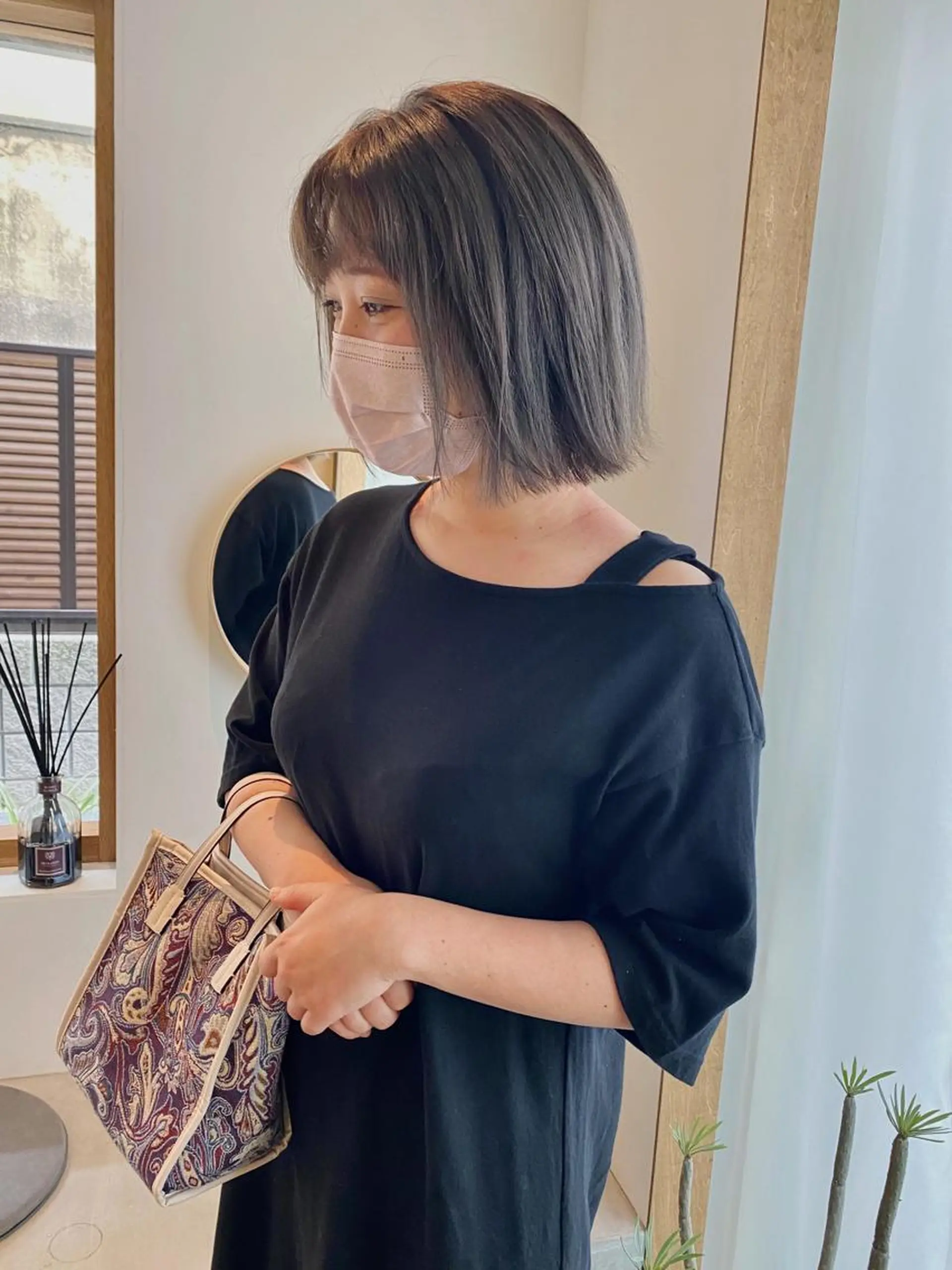 ショート カラー ベージュカラー ブリーチ 透明感カラー グレージュ シルバー 板谷みさき /艶ボブ/藤沢美容室のヘアスタイル