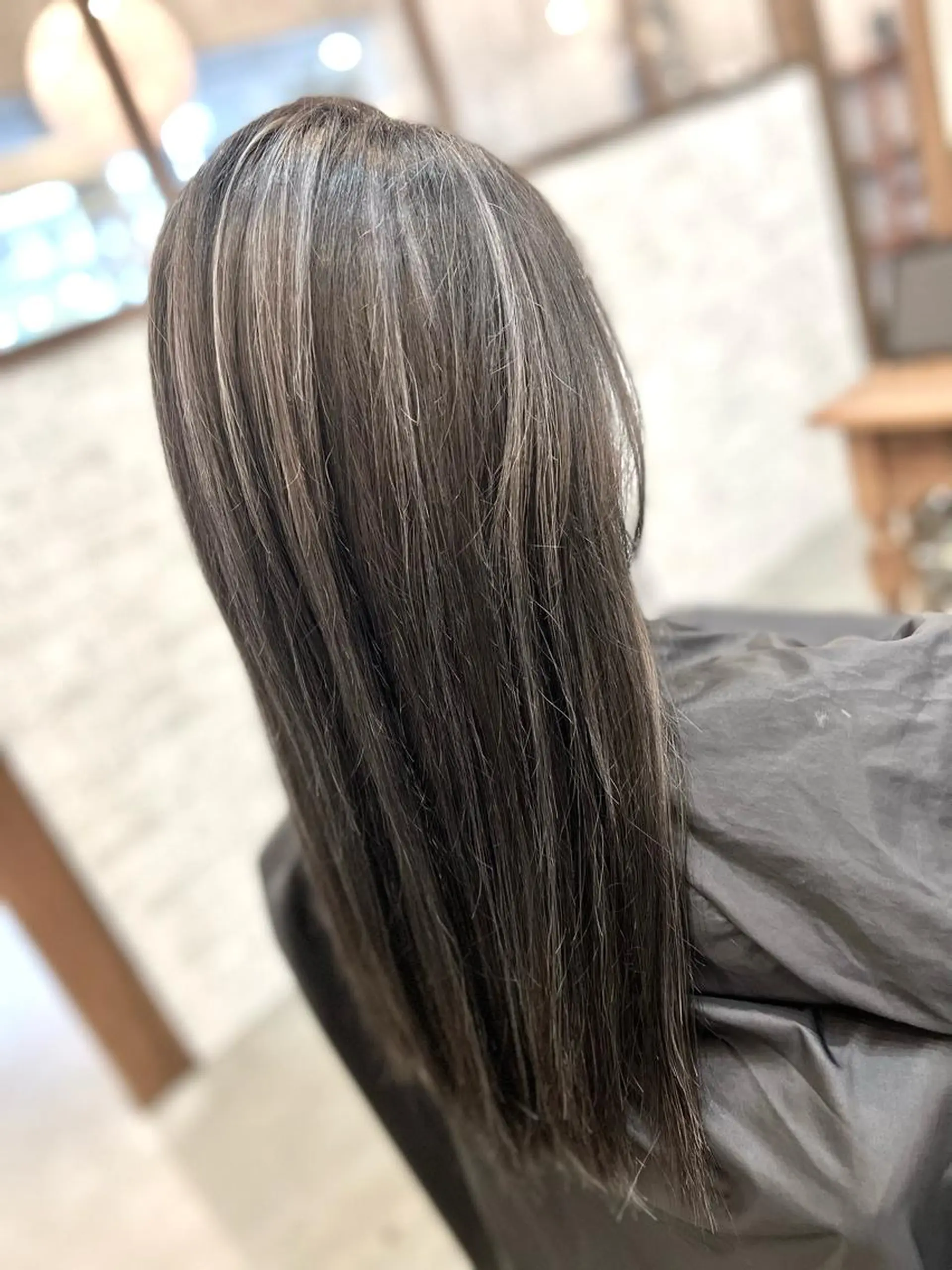 ロング カラー ベージュカラー ブリーチ ハイライトカラー ハイトーンカラー ホワイトベージュ ヘアカラー トリートメント Style Tのヘアスタイル