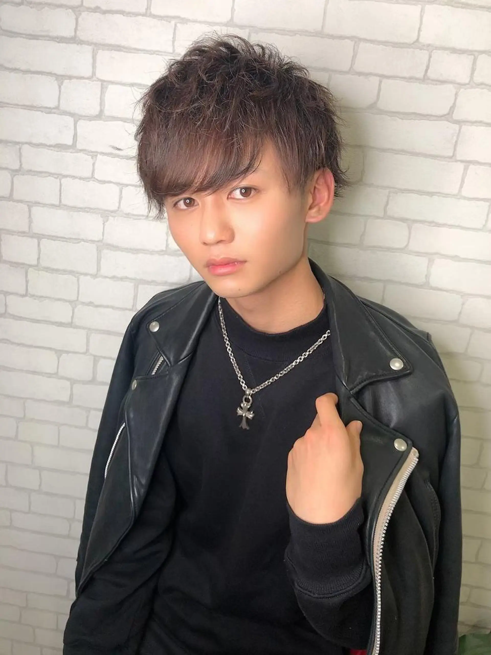 ショート メンズ シールエクステ メンズバレイヤージュ メンズブリーチ メンズハイライト メンズハイトーン カット パーマ トリートメント 西口徒歩20秒 寒色 カラーミディアムヘアのヘアスタイル