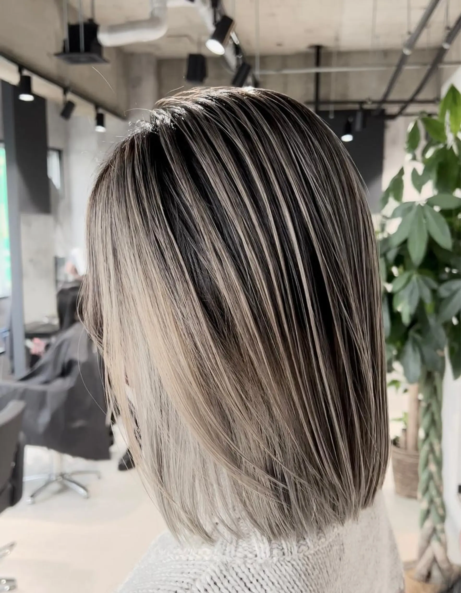 ミディアム カラー バレイヤージュ レイヤーカット mimiiy梅田 中崎町ハイトーンのヘアスタイル