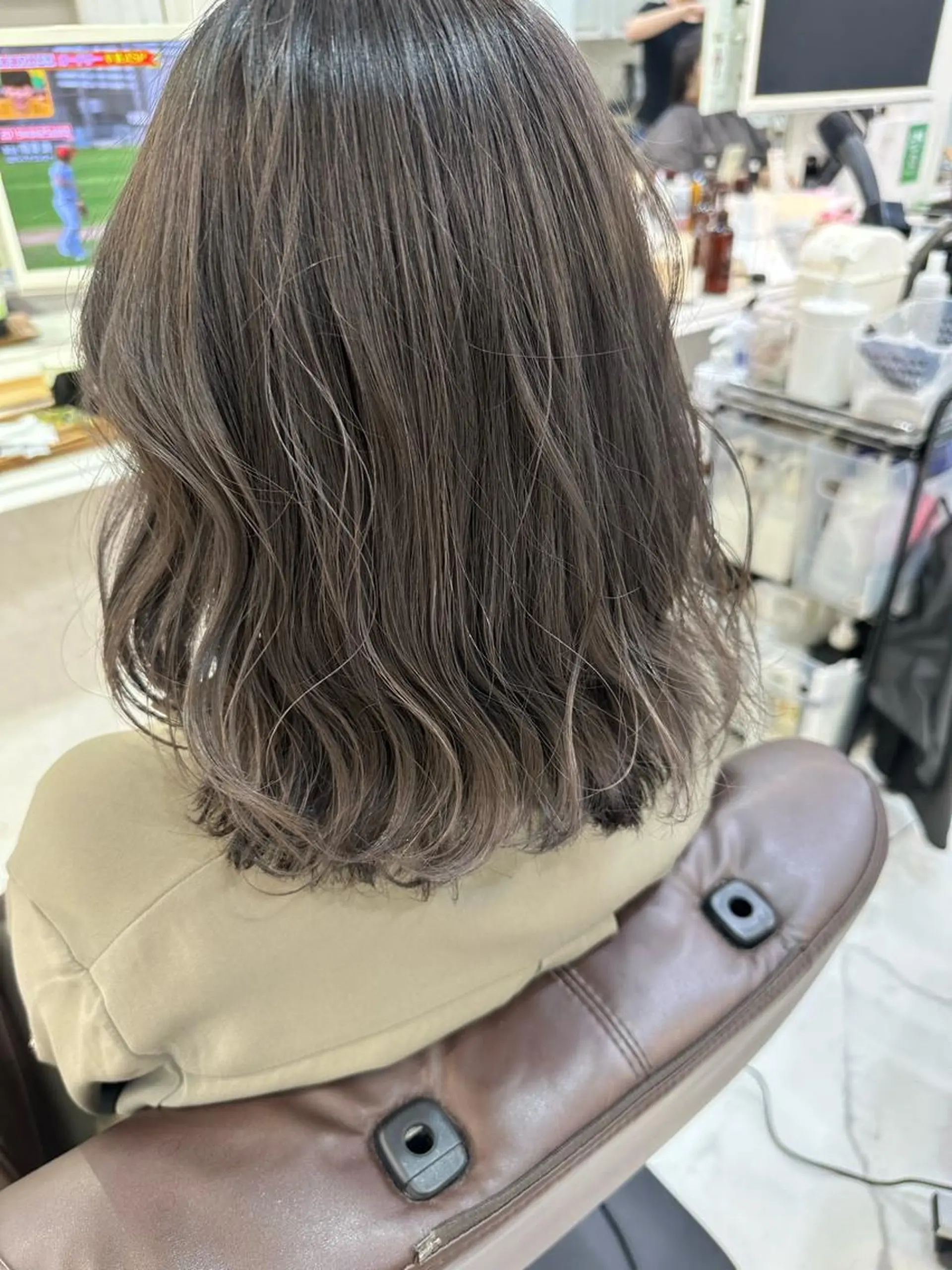 ミディアム カラー グレージュ 安田 柚月のヘアスタイル