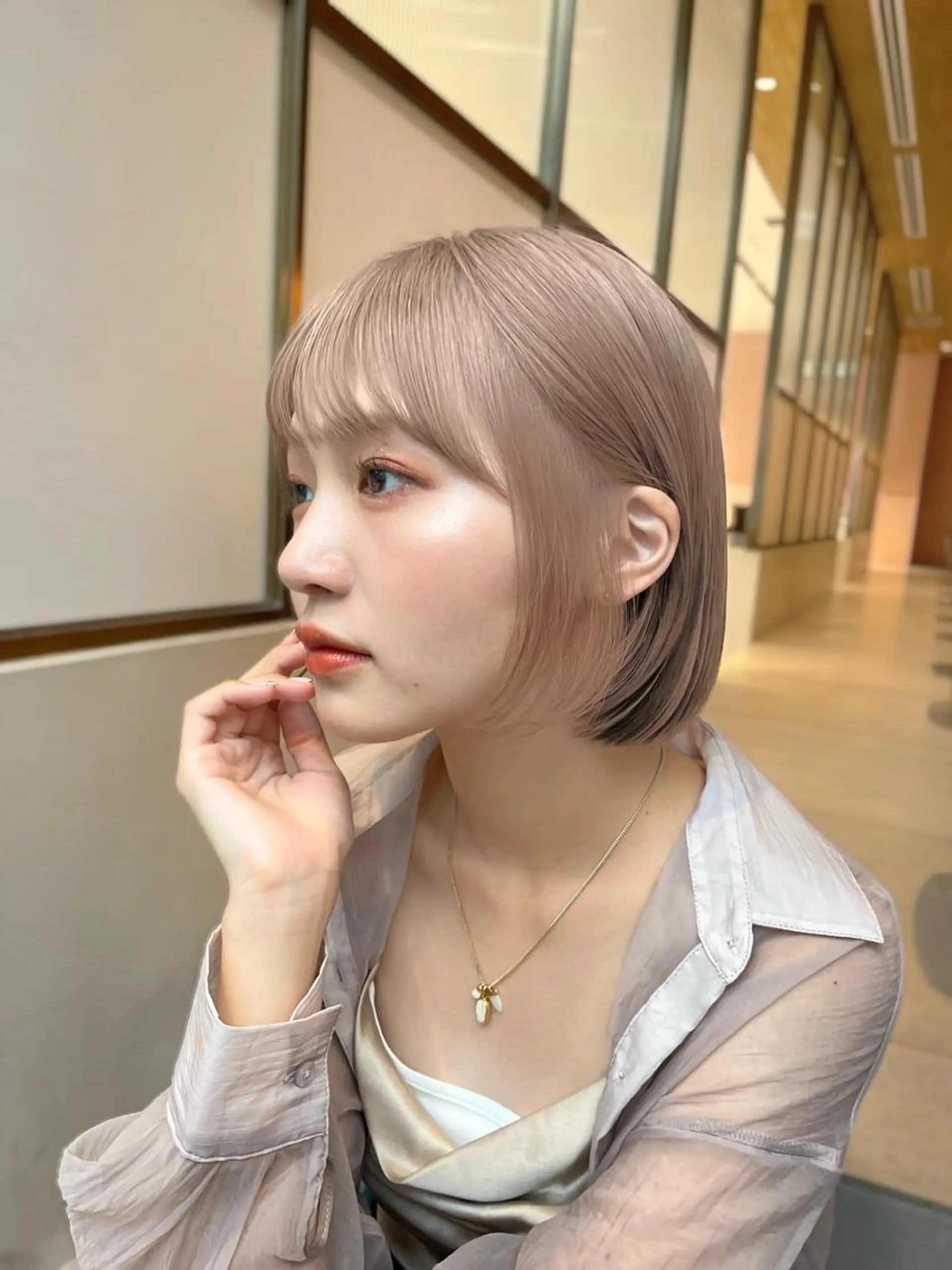 ミディアム カラー 切りっぱなしボブ ベージュカラー ブリーチ グレージュ ボブ カット ヘアカラー トリートメント ニュアンスレイヤー ハイトーンカラーのヘアスタイル