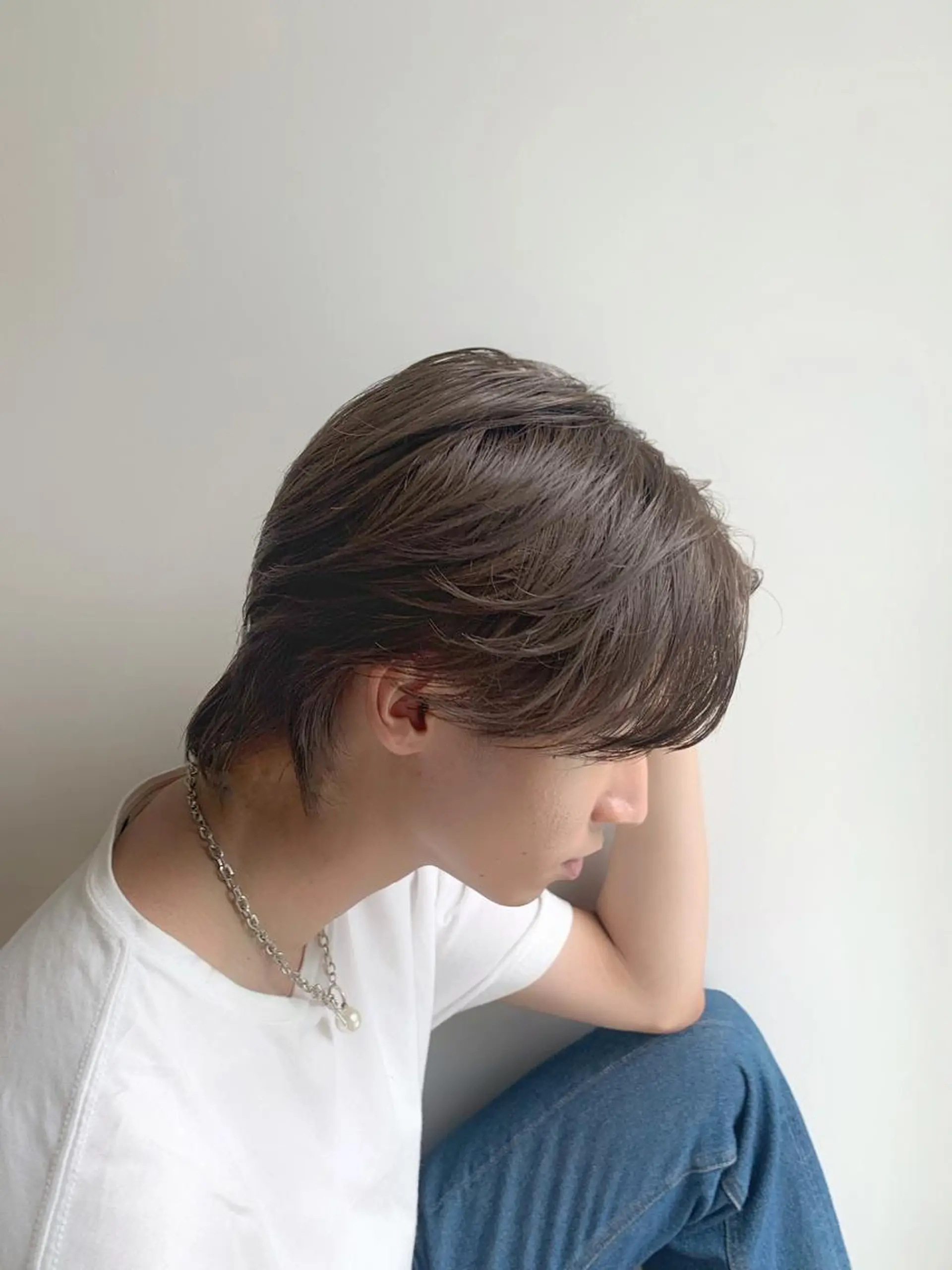 ミディアム カラー メンズ ミディアムパーマ メンズブリーチ センターパート フェードカット メンズハイライト カット ヘアカラー メンズStylist 山根慧のヘアスタイル