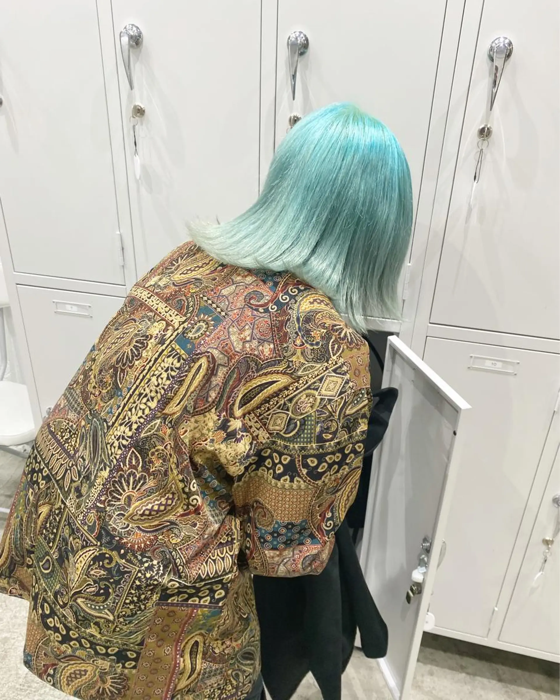 ミディアム カラー ヘアアレンジ 切りっぱなしボブ アッシュ アッシュグレー ベージュカラー 黒髪 ササキ カズマのヘアスタイル