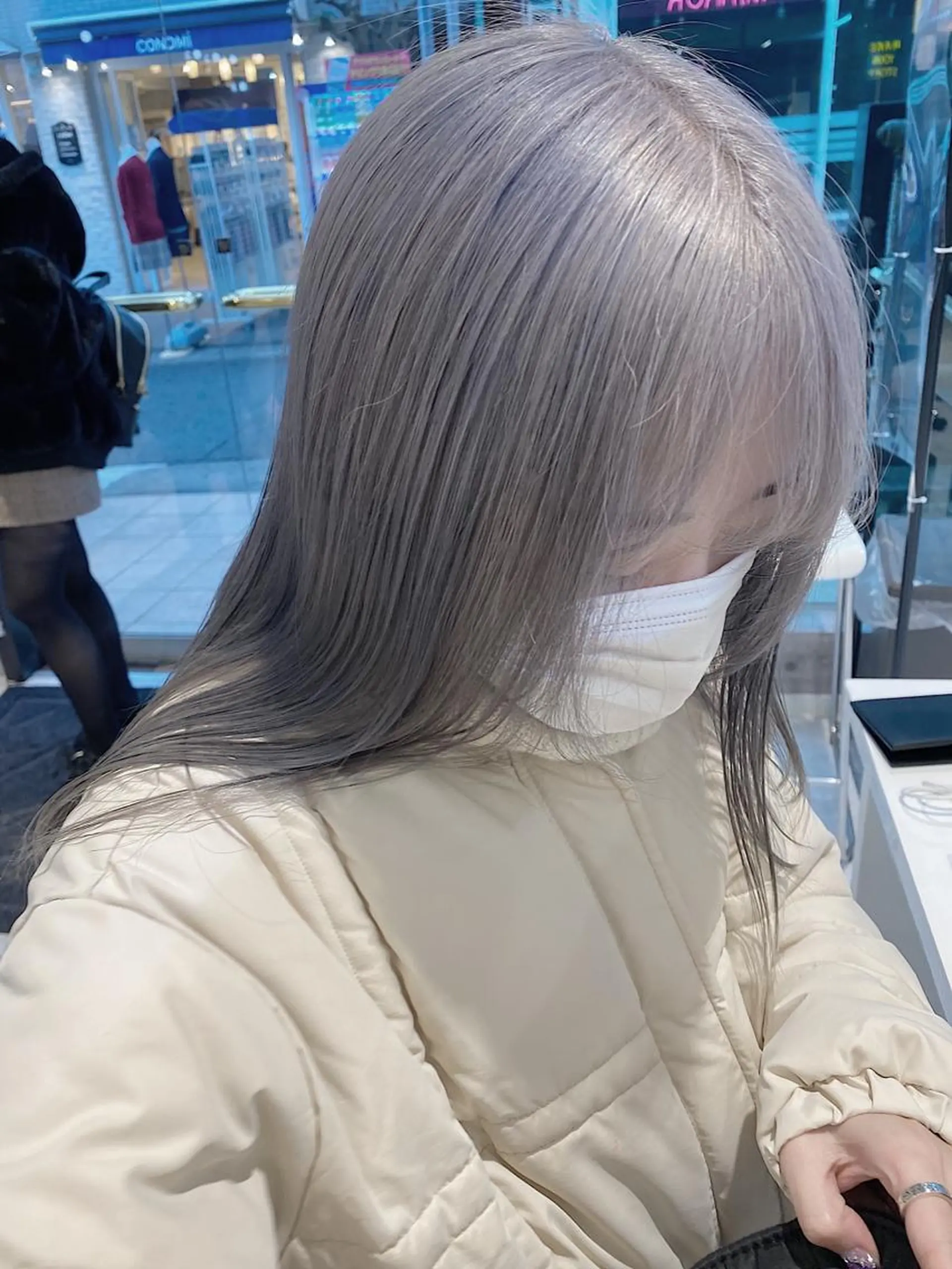 ロング カラー メンズ メンズハイライト メンズインナーカラー アッシュ アッシュグレー アッシュグレージュ JuNブリーチに 縮毛矯正するプロのヘアスタイル