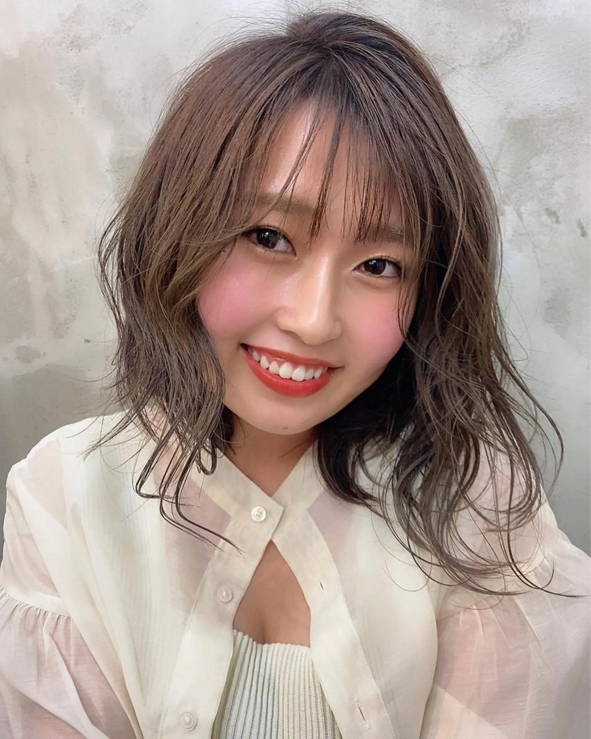 ミディアム カラー ヘアアレンジ グレージュ カーキグレージュ オリーブカラー 志賀 あずみのヘアスタイル