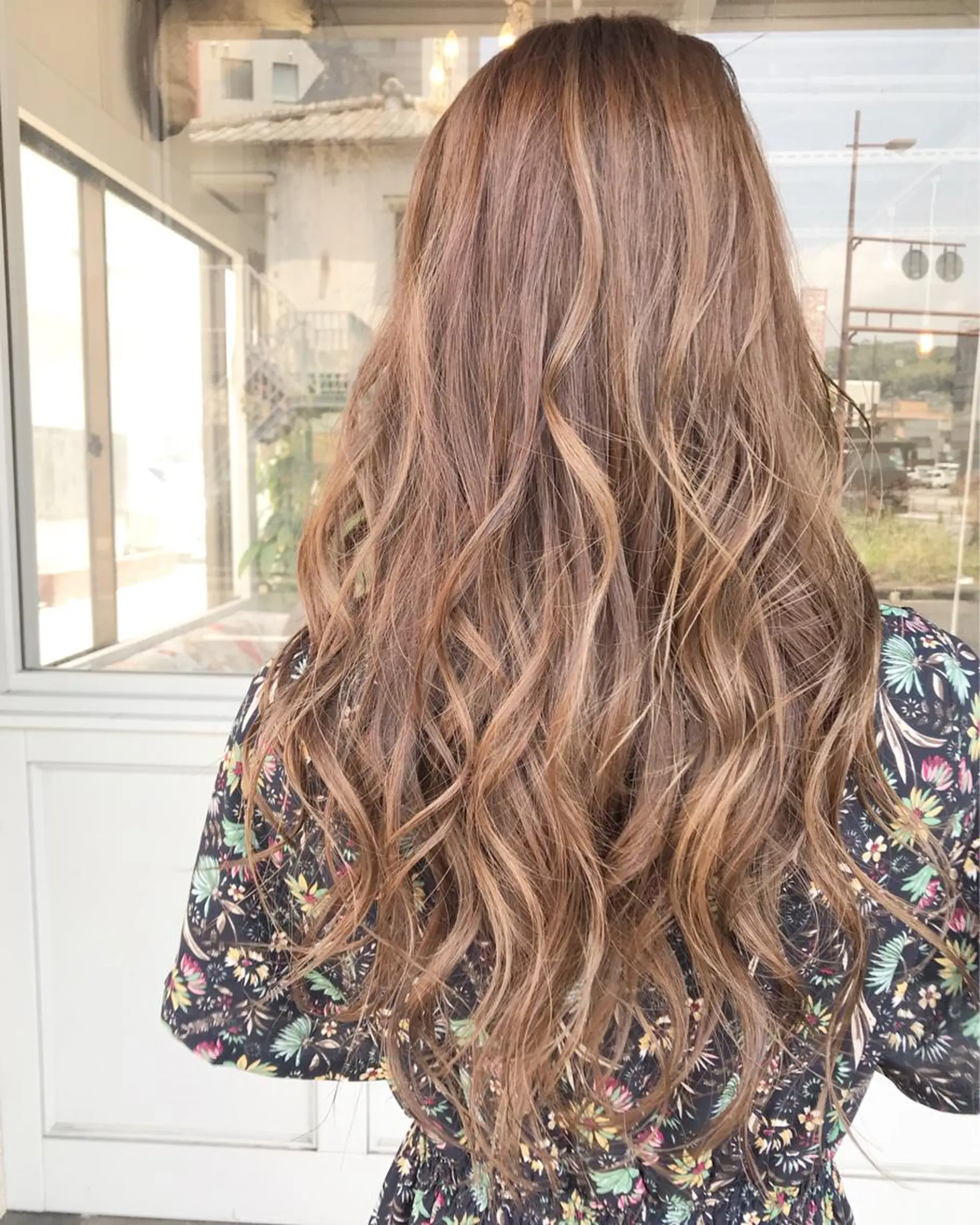 ロング カラー ヘアアレンジ お団子ヘア 切りっぱなしボブ バレイヤージュ ブリーチ デザインカラー Mariana/ 鶴原-ハイライトのヘアスタイル