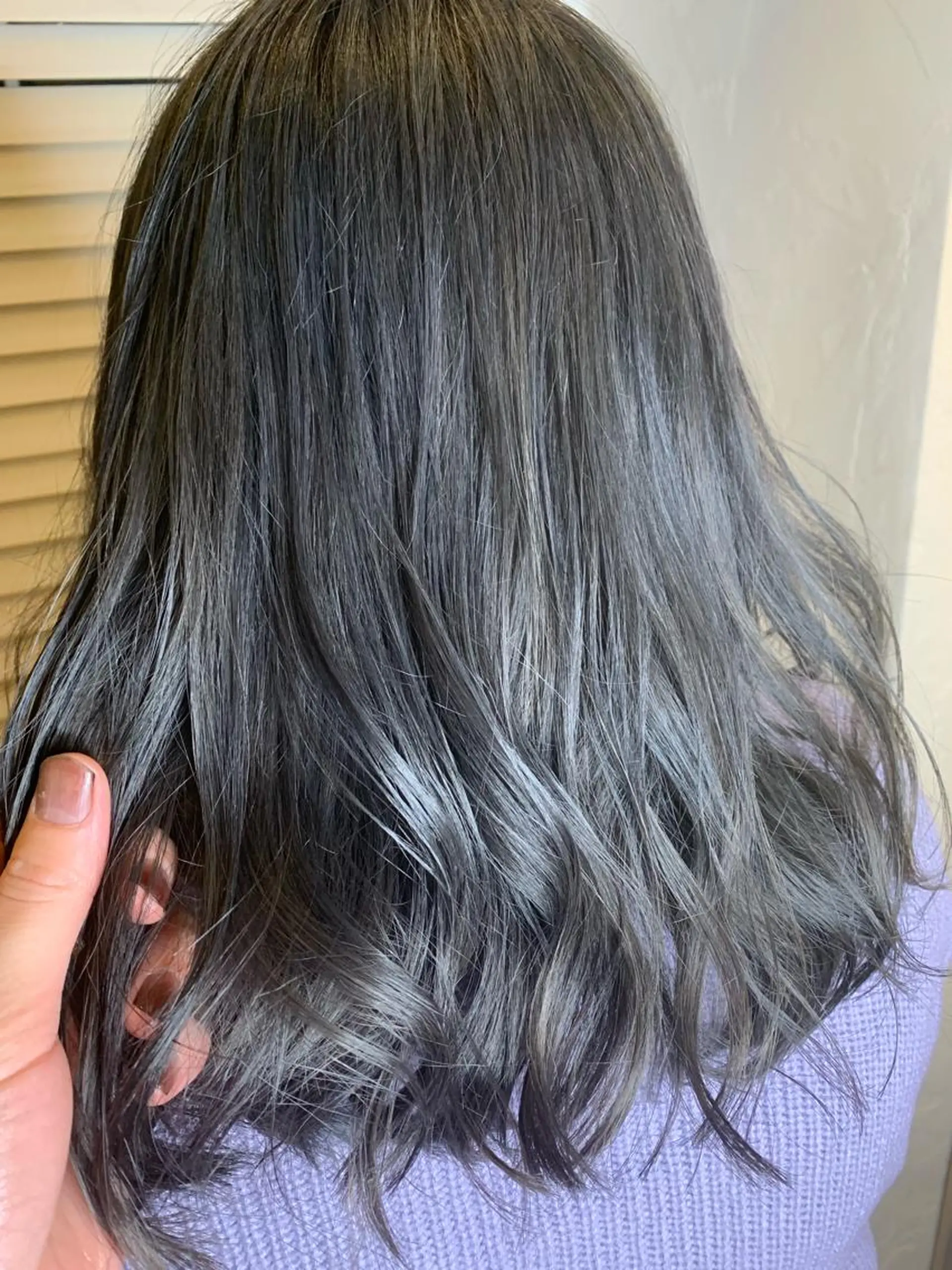 カラー アッシュ シルバー シルバーアッシュ エクステ KAZUMAのヘアスタイル