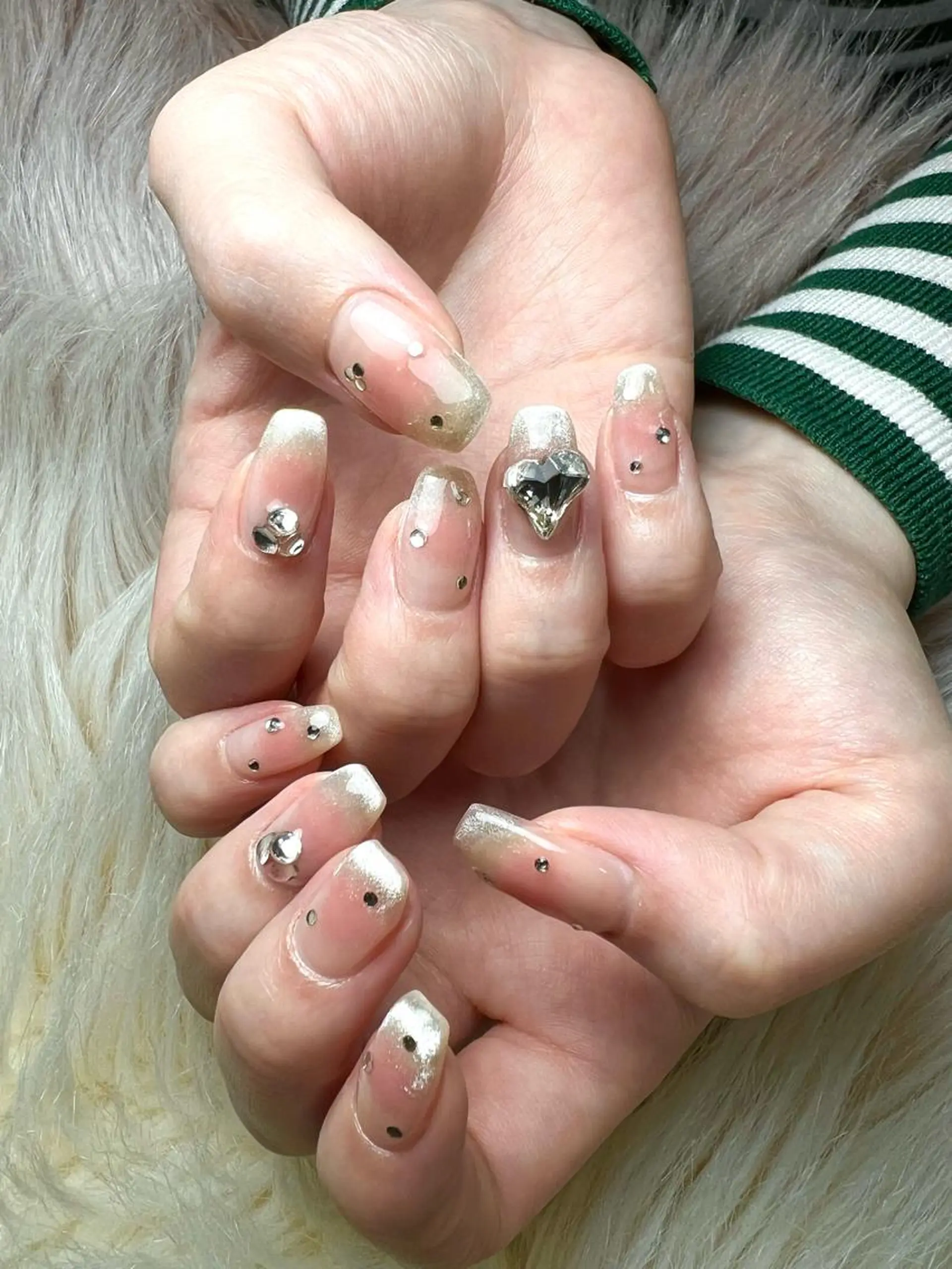 ネイル チークネイル ジェルネイル グラデーション マグネットネイル 持ち込み flowers nailのネイルデザイン