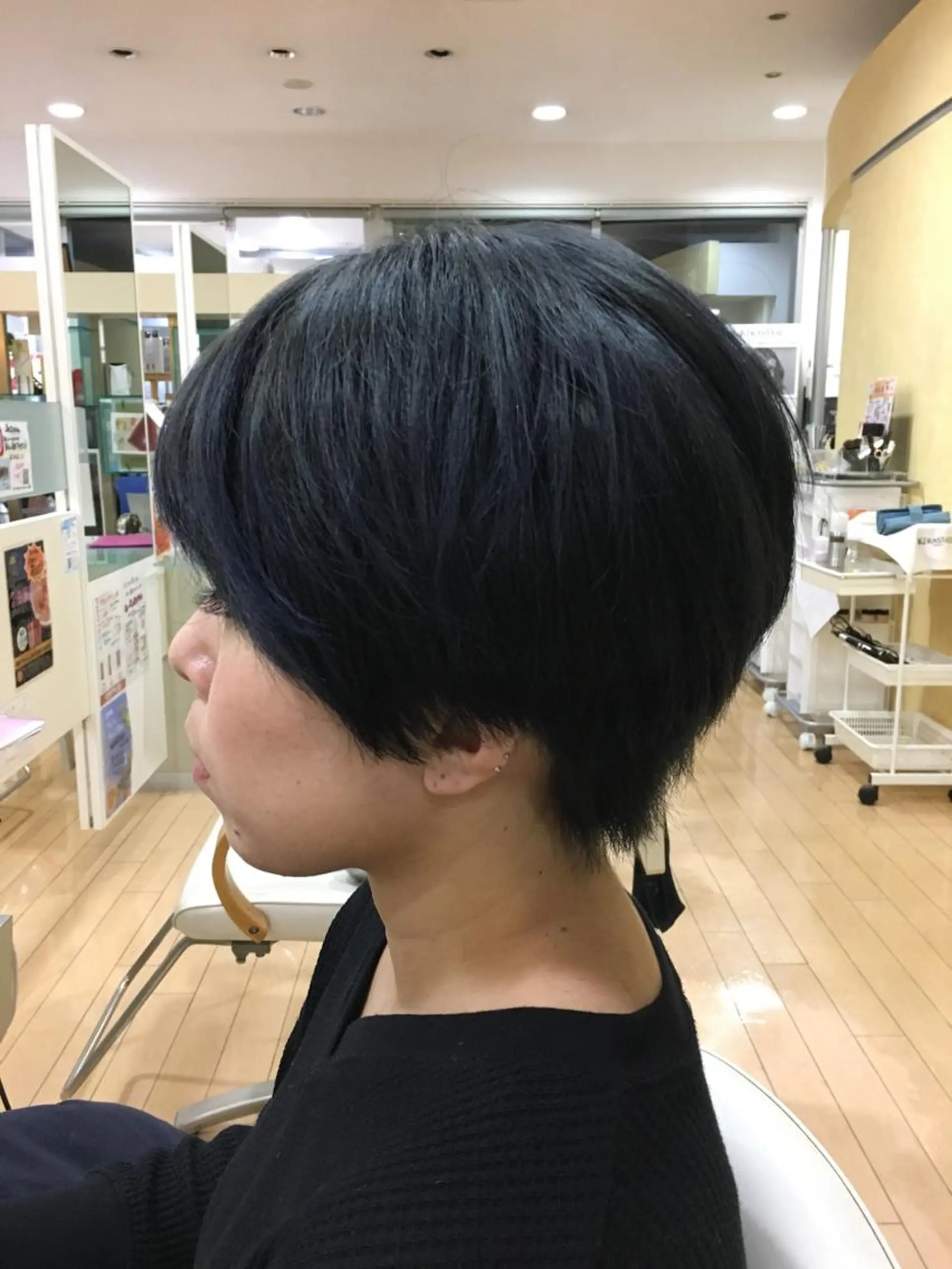 ショート カラー アッシュ ブリーチ ブルーカラー ブルーアッシュ ハイライトカラー ヘアカラー 美容しょうへいの店  西長岡所属・斎藤 舞香のヘアスタイル