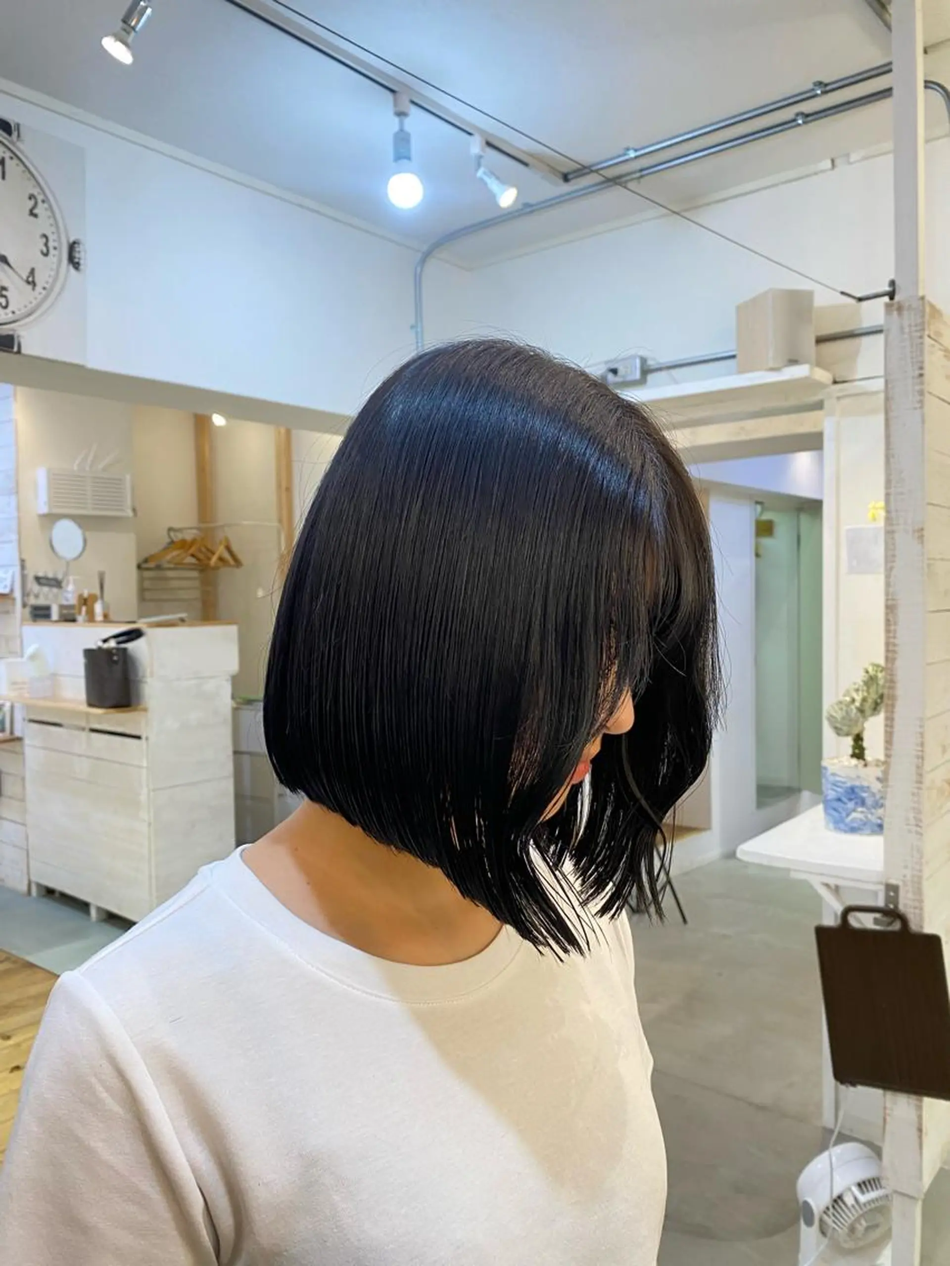 ショート カラー 切りっぱなしボブ ボブ ブリーチなしカラー レイヤーカットのヘアスタイル
