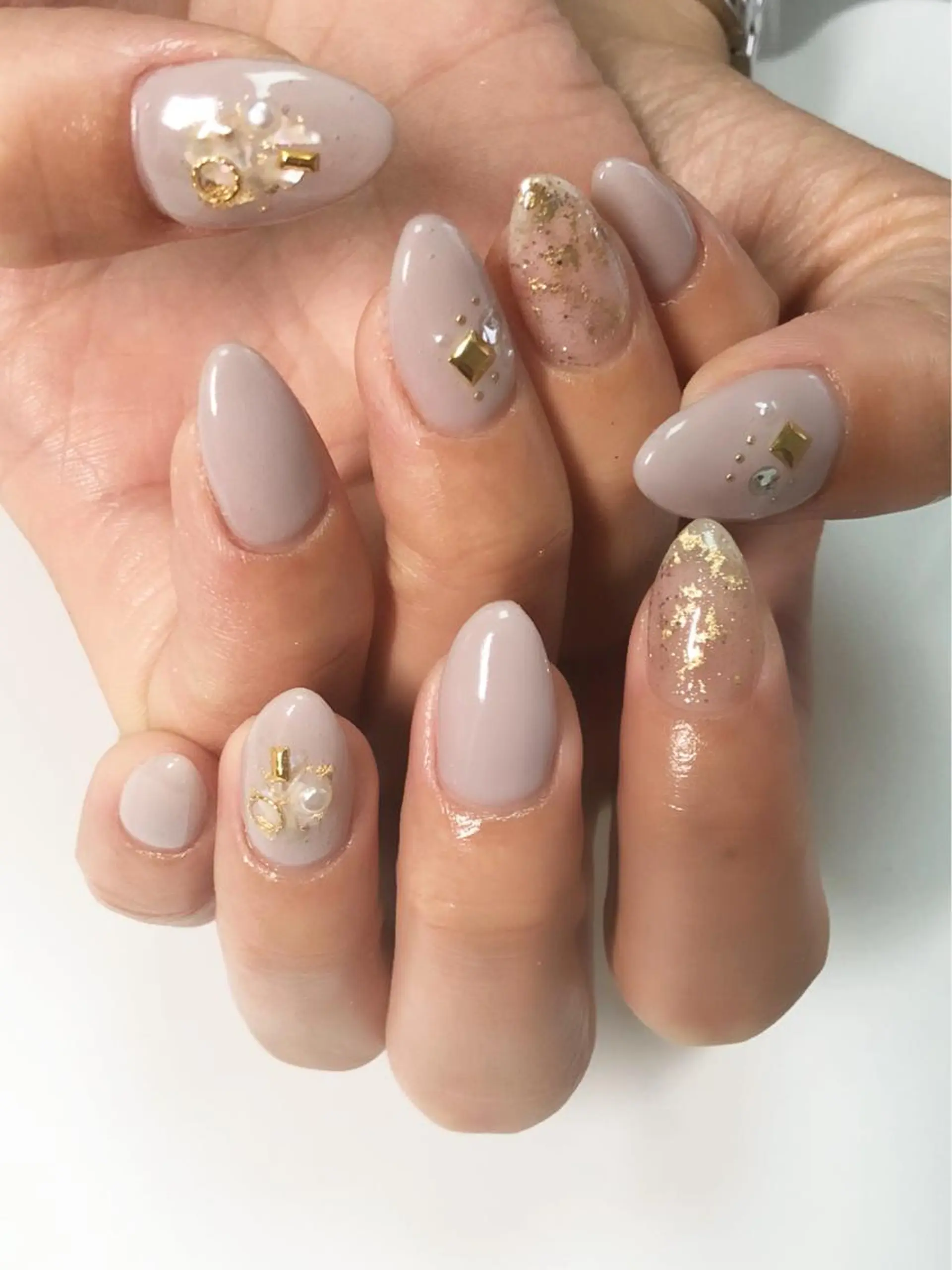 セミロング カラー ネイル グレージュ ゴールド ラメ(グリッター) シンプルネイル ストーンネイル ハンドネイル CITRAtotal beautyのネイルデザイン