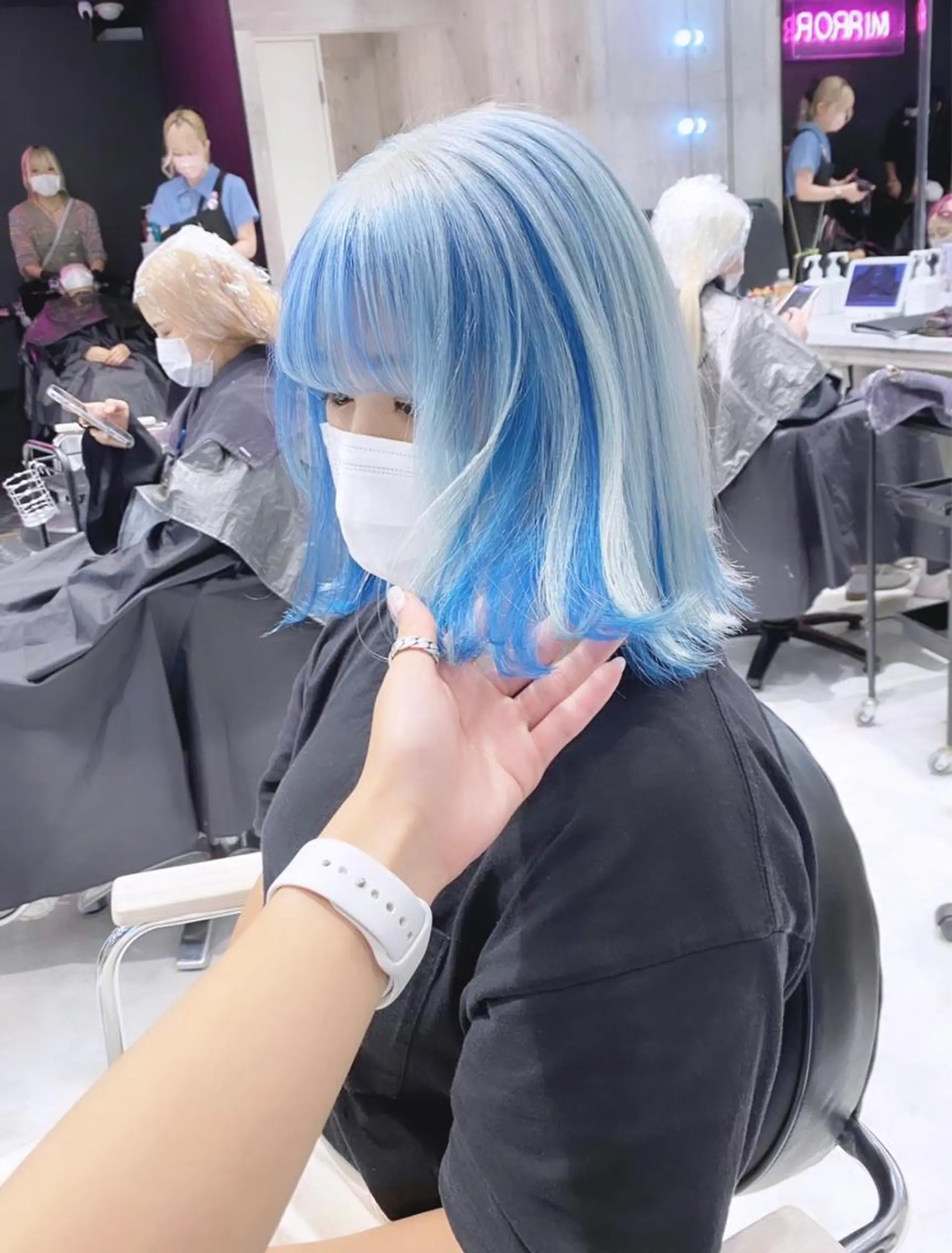 ミディアム カラー パーマ ヘアアレンジ メンズ キッズ ネイル マツエク・マツパ アイブロウ ブルーカラー 眉カラー ブルー クリアネイル ホワイト ハイトーンNo.1 👩🏼NaGiSaのヘアスタイル