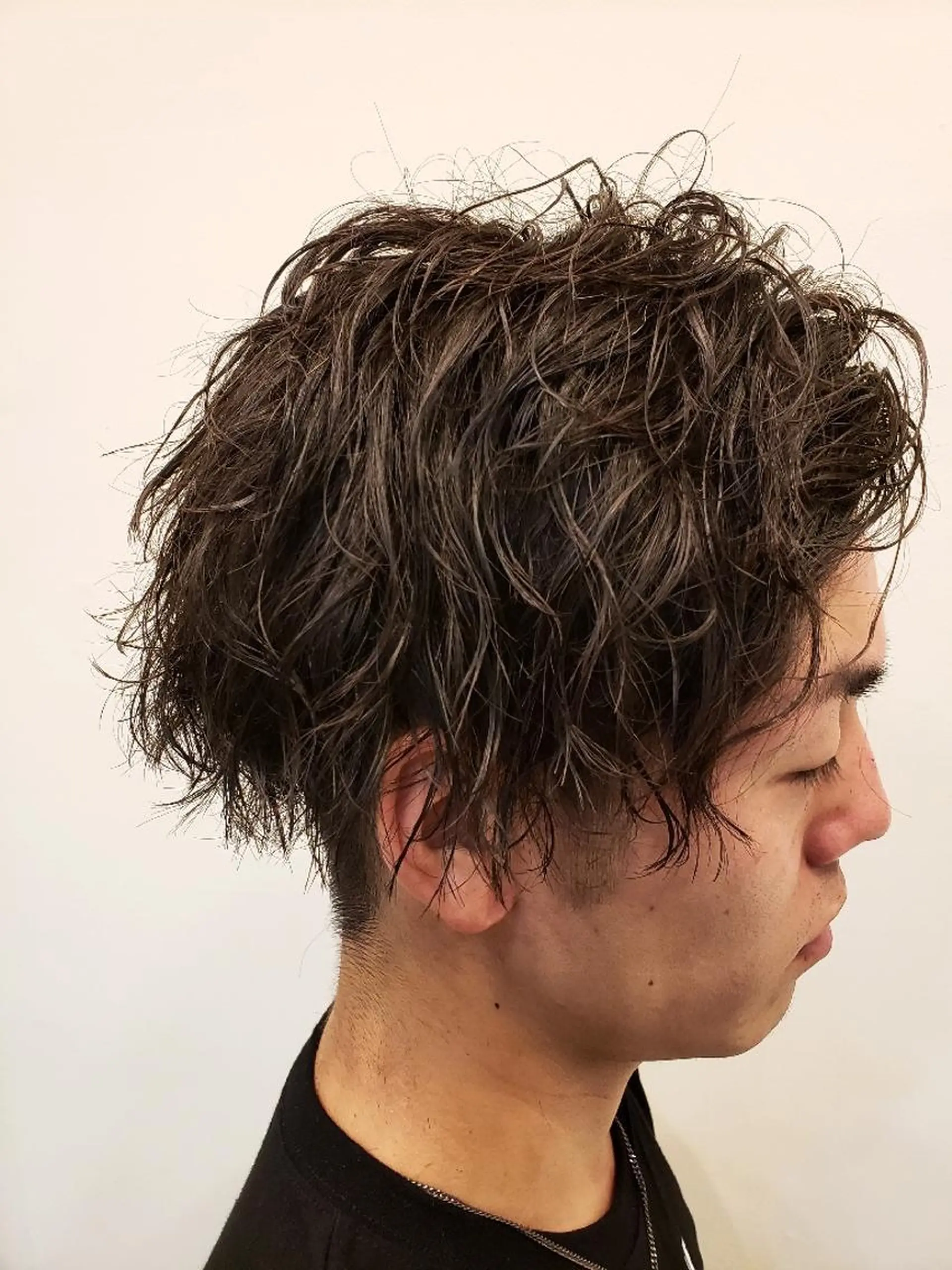 メンズ ショート パーマ センターパート FREEX所属・特殊パーマ 片山恭兵のヘアスタイル