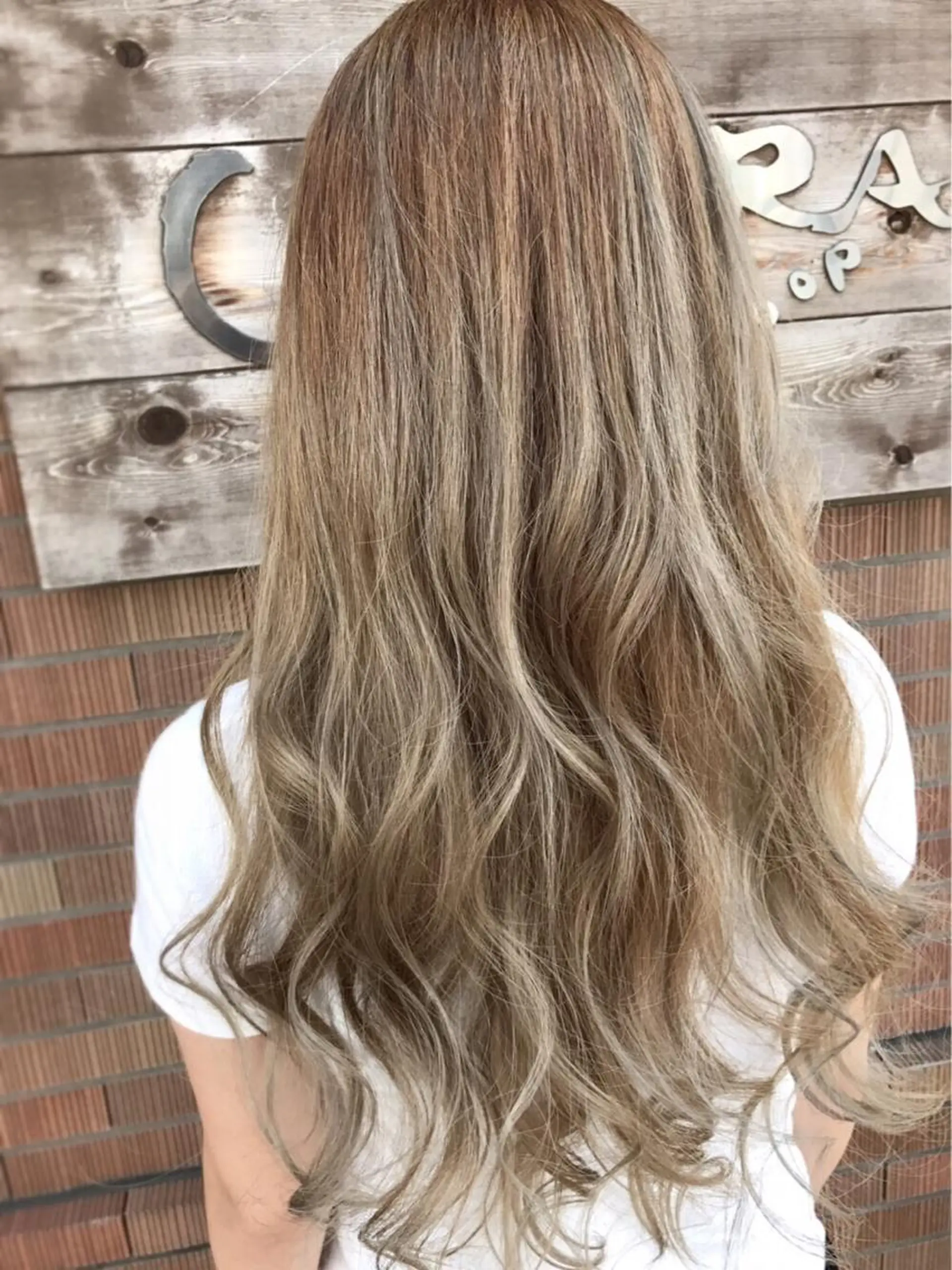 ロング カラー バレイヤージュ グレージュ レイヤーカット 20代半ば上質なへア ケア 髪質改善 大西のヘアスタイル
