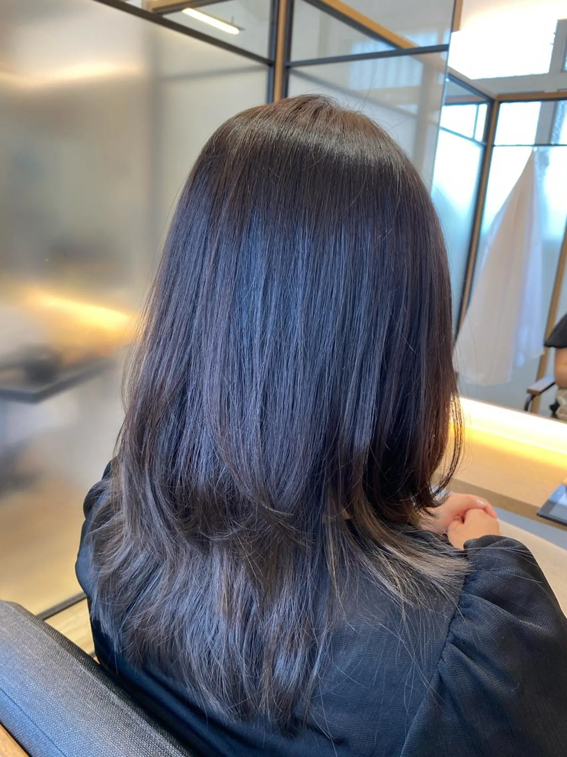 ミディアム アッシュ アッシュグレー くびれヘア レイヤーカット 小顔カット カット ヘアカラー トリートメント サイトウ ナツキのヘアスタイル