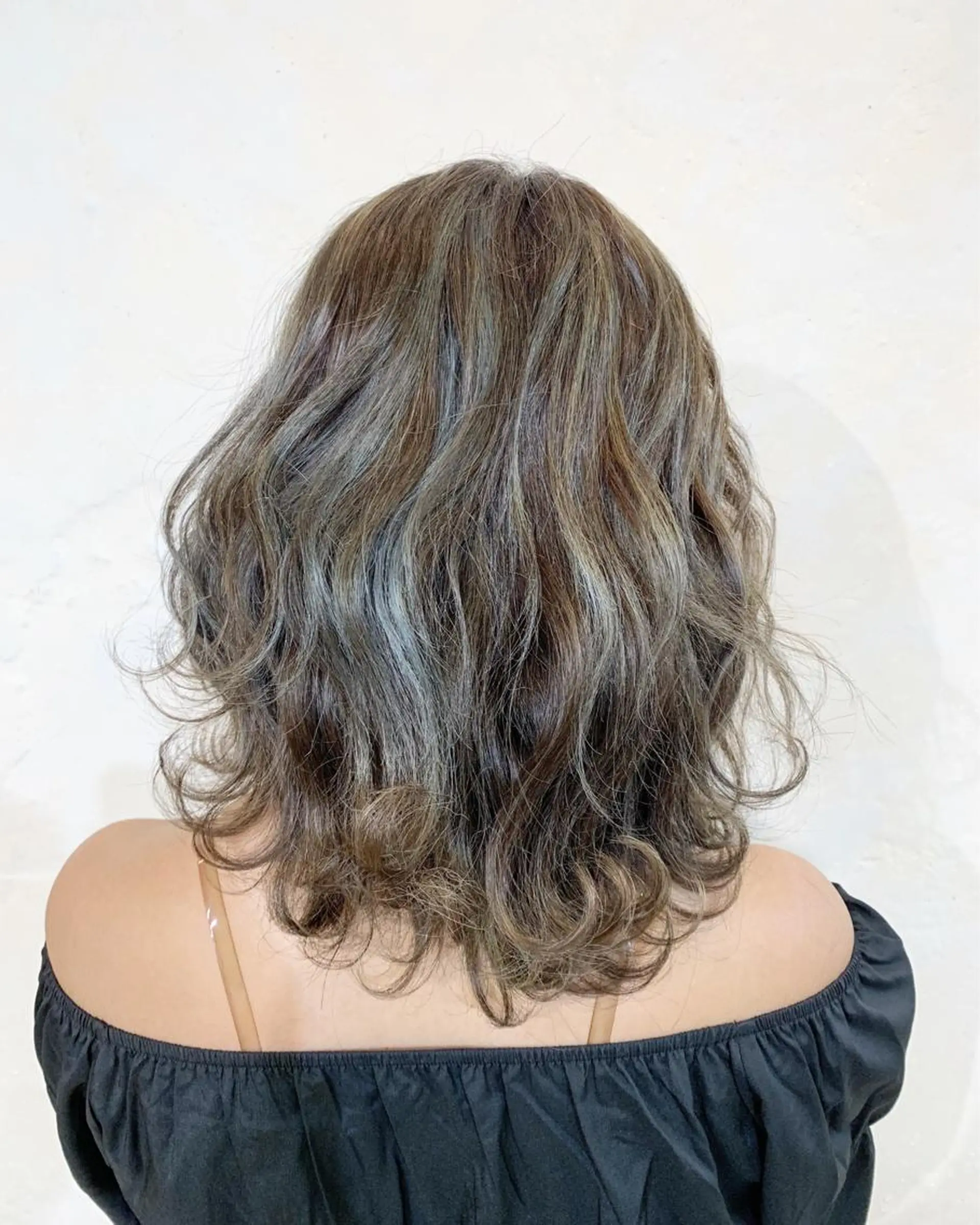ミディアム カラー パーマ ヘアアレンジ メンズ キッズ ネイル マツエク・マツパ 結婚式・ブライダル ショートボブ ミディアムパーマ メンズバレイヤージュ センターパート 角床直哉 カラーカットNO 1のヘアスタイル