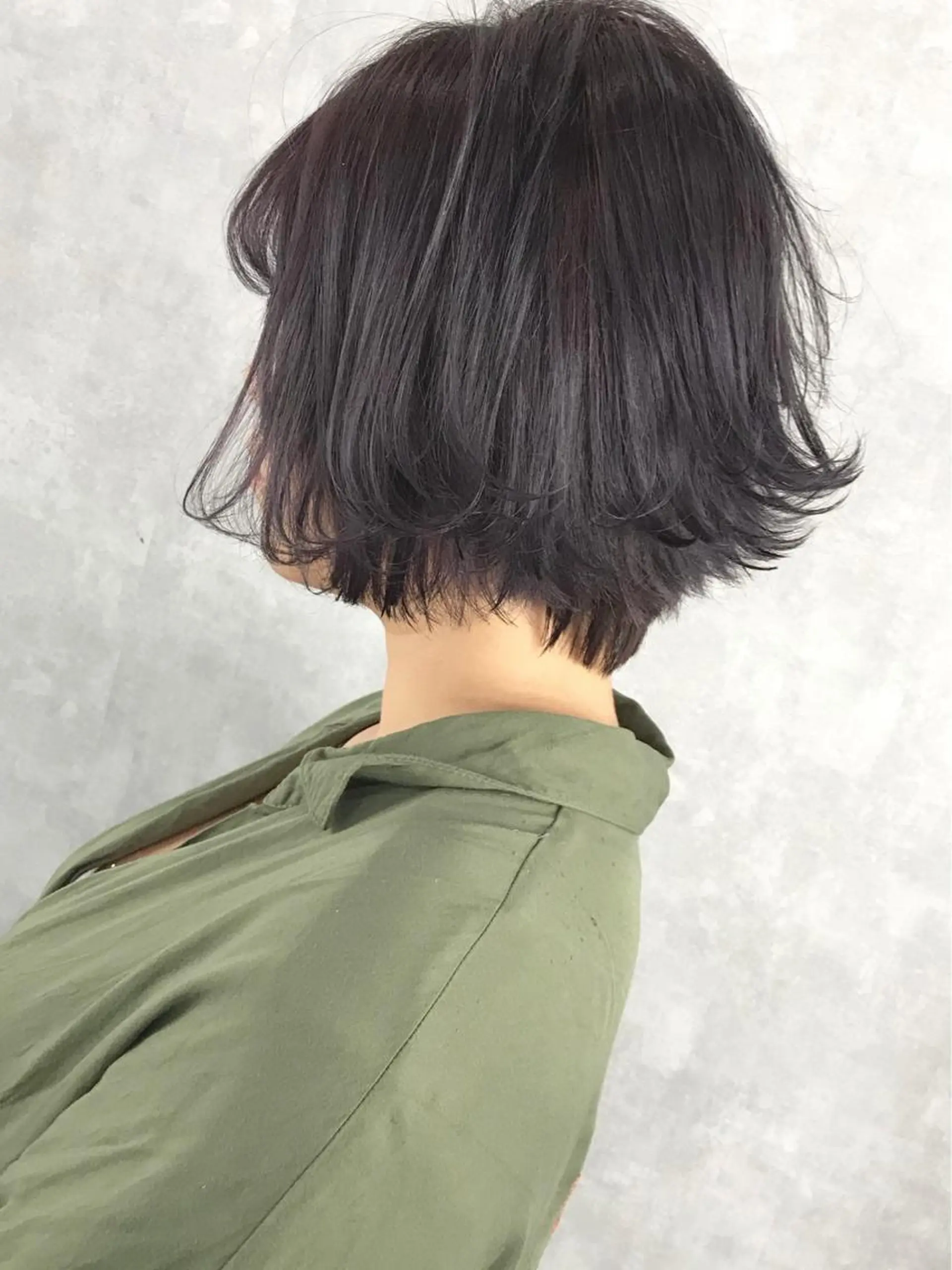 ミディアム カラー パープルカラー TOMOYAレイヤー ブリーチ縮毛矯正のヘアスタイル